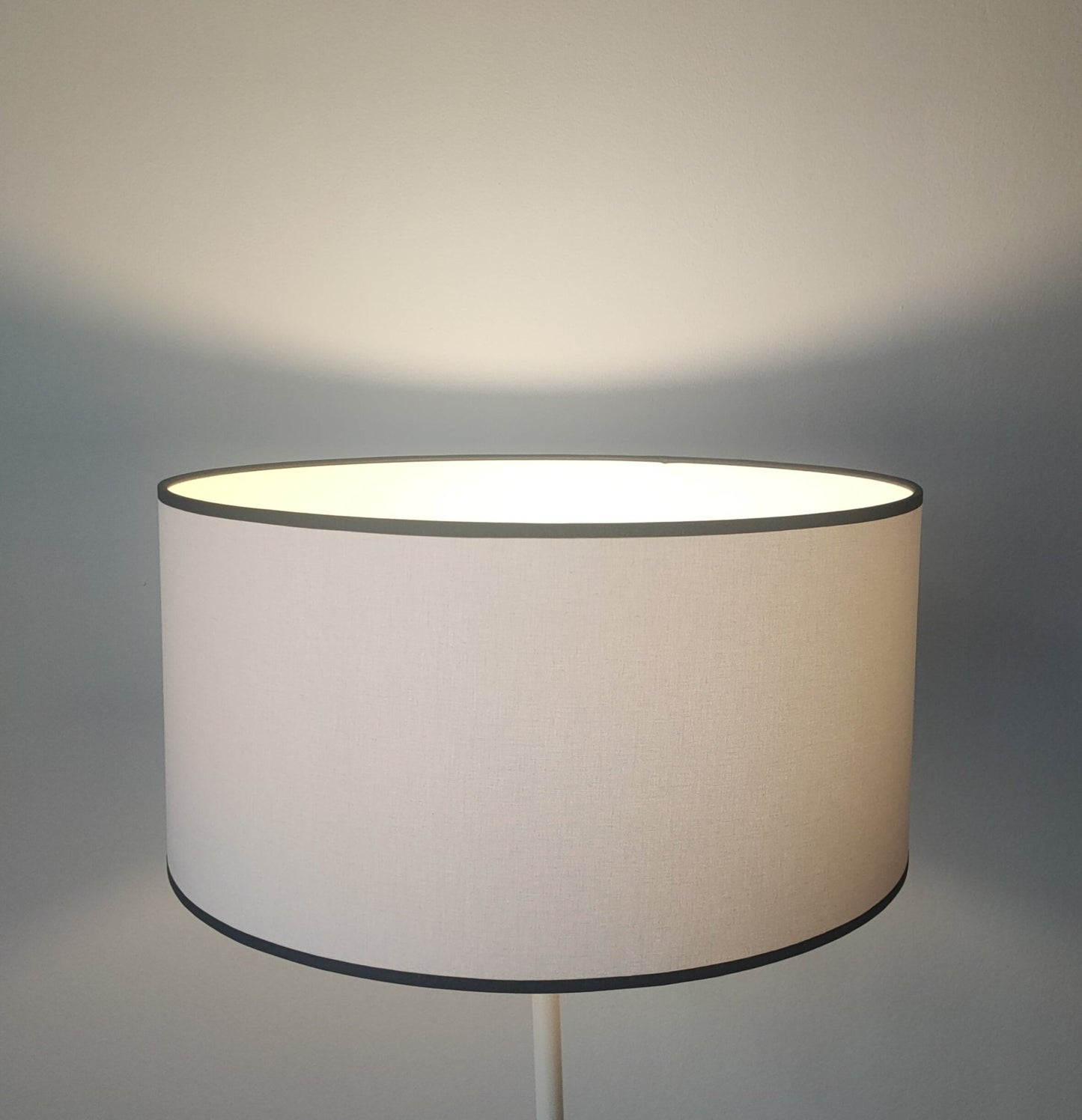 Abat - jour douille E27 en tissu blanc/beige liseré noir - Mademoiselle Lumière Diamètre 15cm / Hauteur 20cm