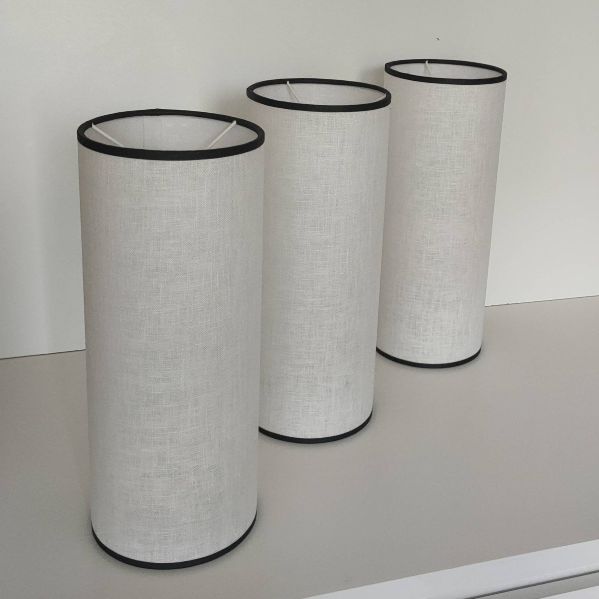 Abat-jour rond tube douille E14 en tissu blanc/beige liseré noir - Mademoiselle Lumière