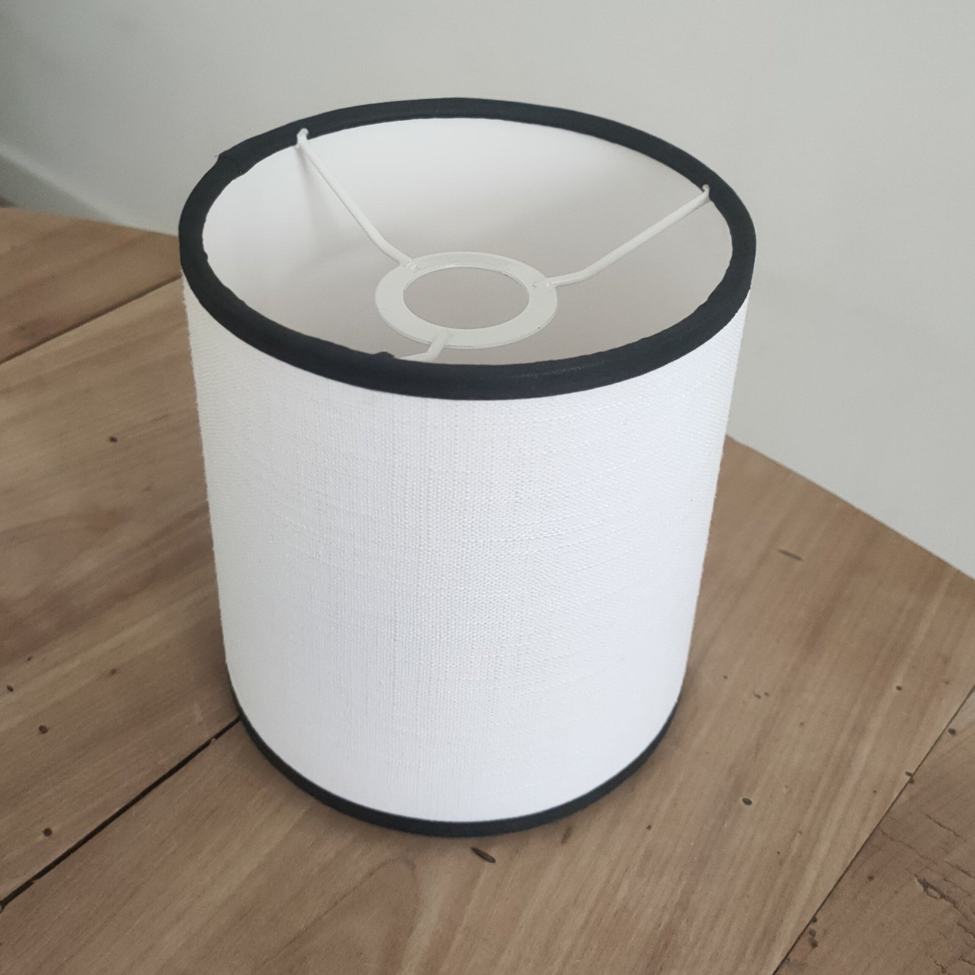 Abat-jour rond tube douille E14 en tissu blanc/beige liseré noir - Mademoiselle Lumière