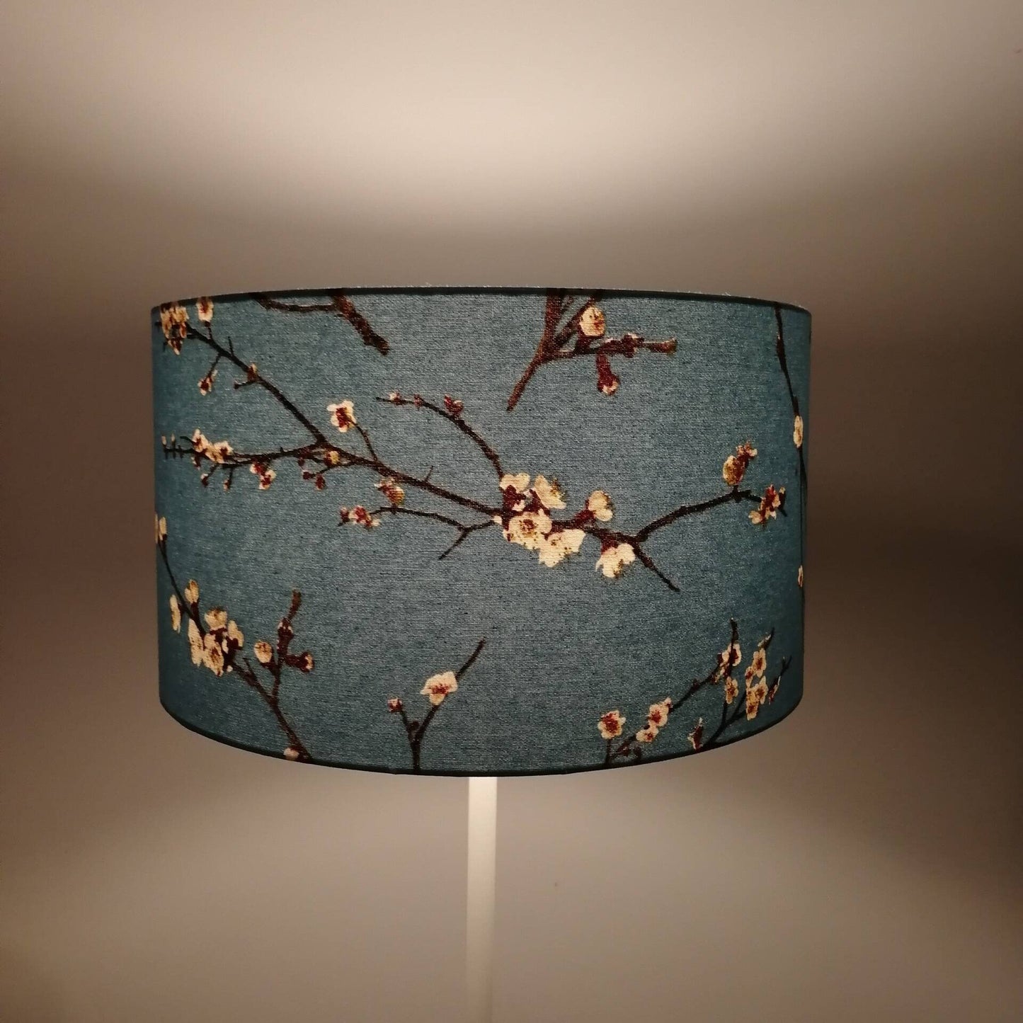 Abat-jour rond tissu imprimé inspiration Japonaise cerisier Branches en fleurs blanches sur fond bleu ciel