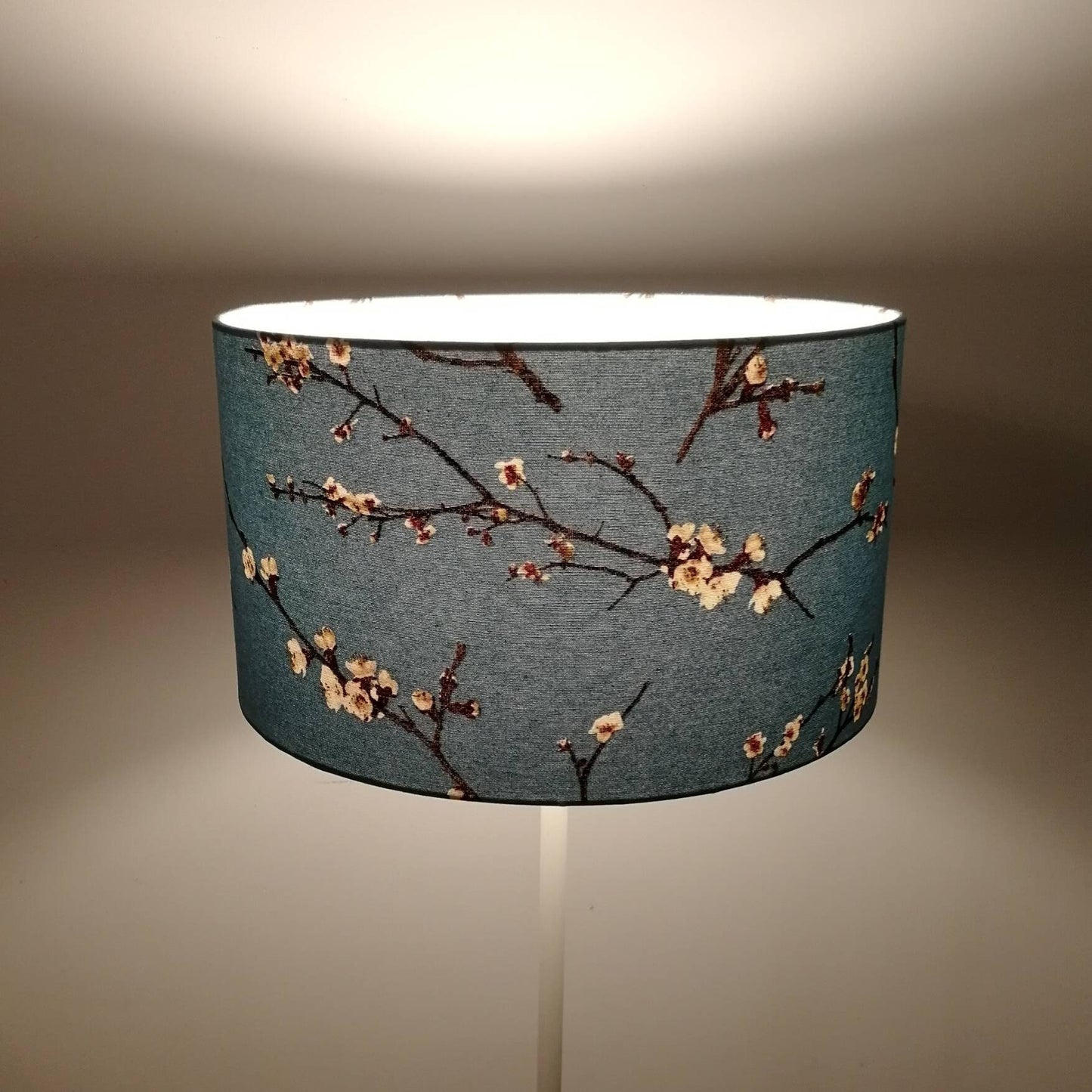 Abat-jour rond tissu imprimé inspiration Japonaise cerisier Branches en fleurs blanches sur fond bleu ciel