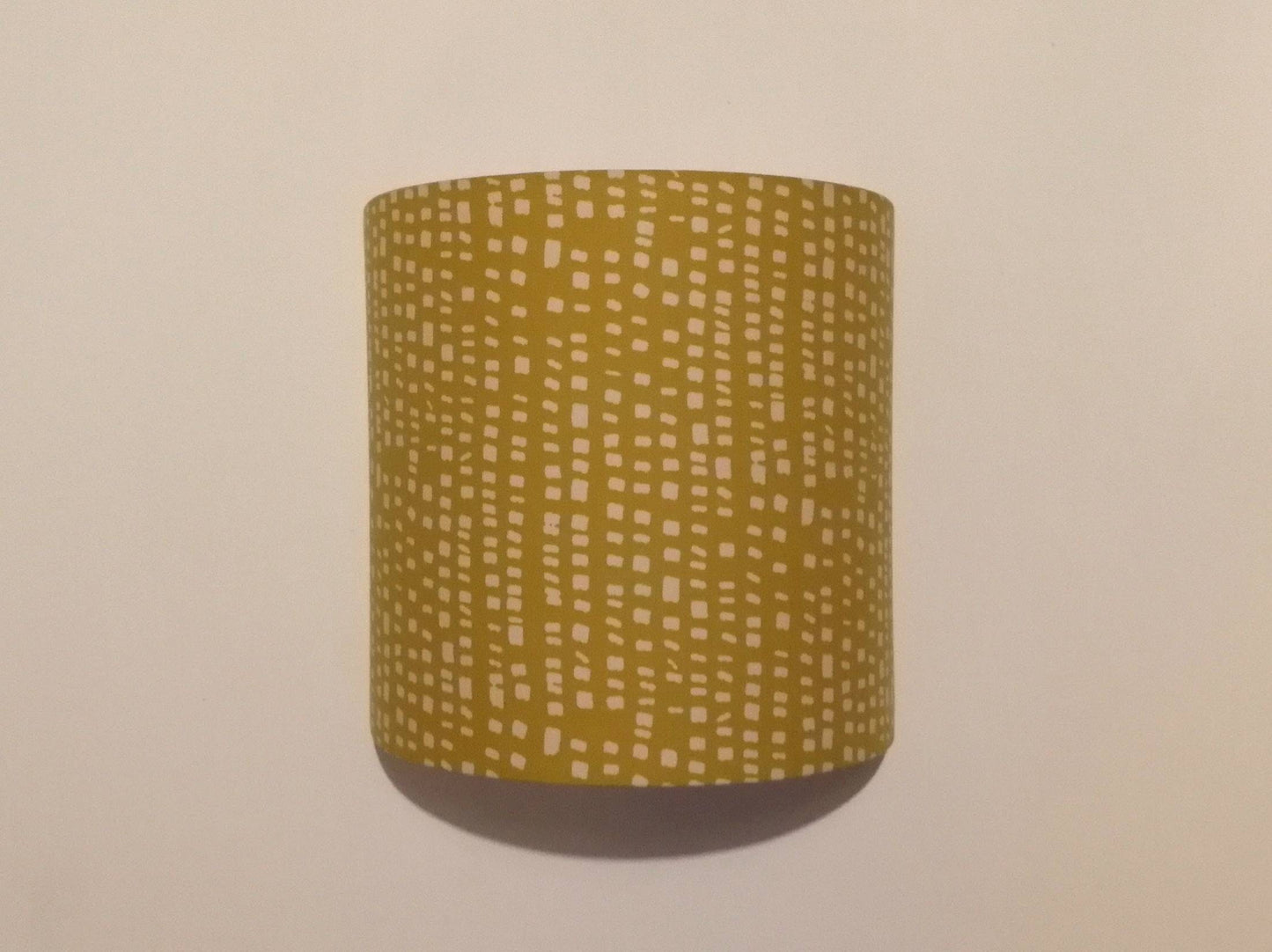 Applique murale demi-cercle design tissu imprimé Rectangles blancs sur fond jaune pâle fabriquée en France