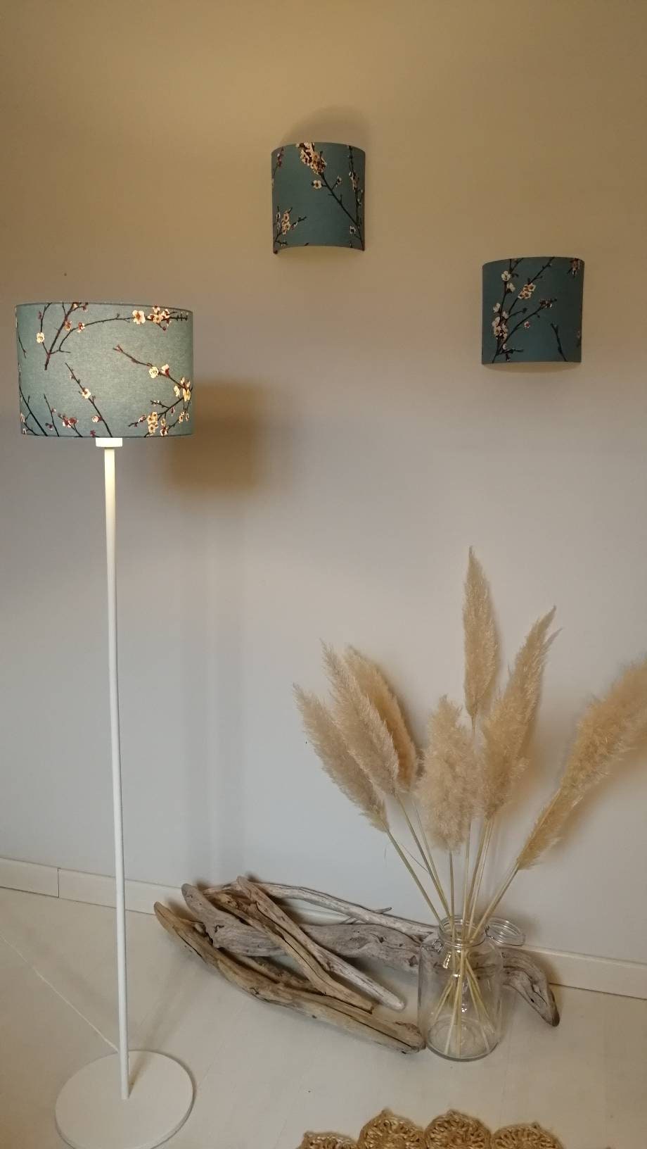 Abat-jour rond tissu imprimé inspiration Japonaise cerisier Branches en fleurs blanches sur fond bleu ciel