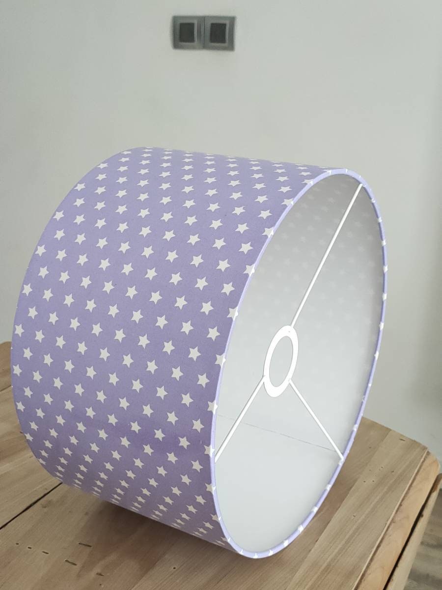 Abat-jour rond Étoiles blanches sur fond violet parme pour pied de lampe lampadaire suspension chambre bébé enfant