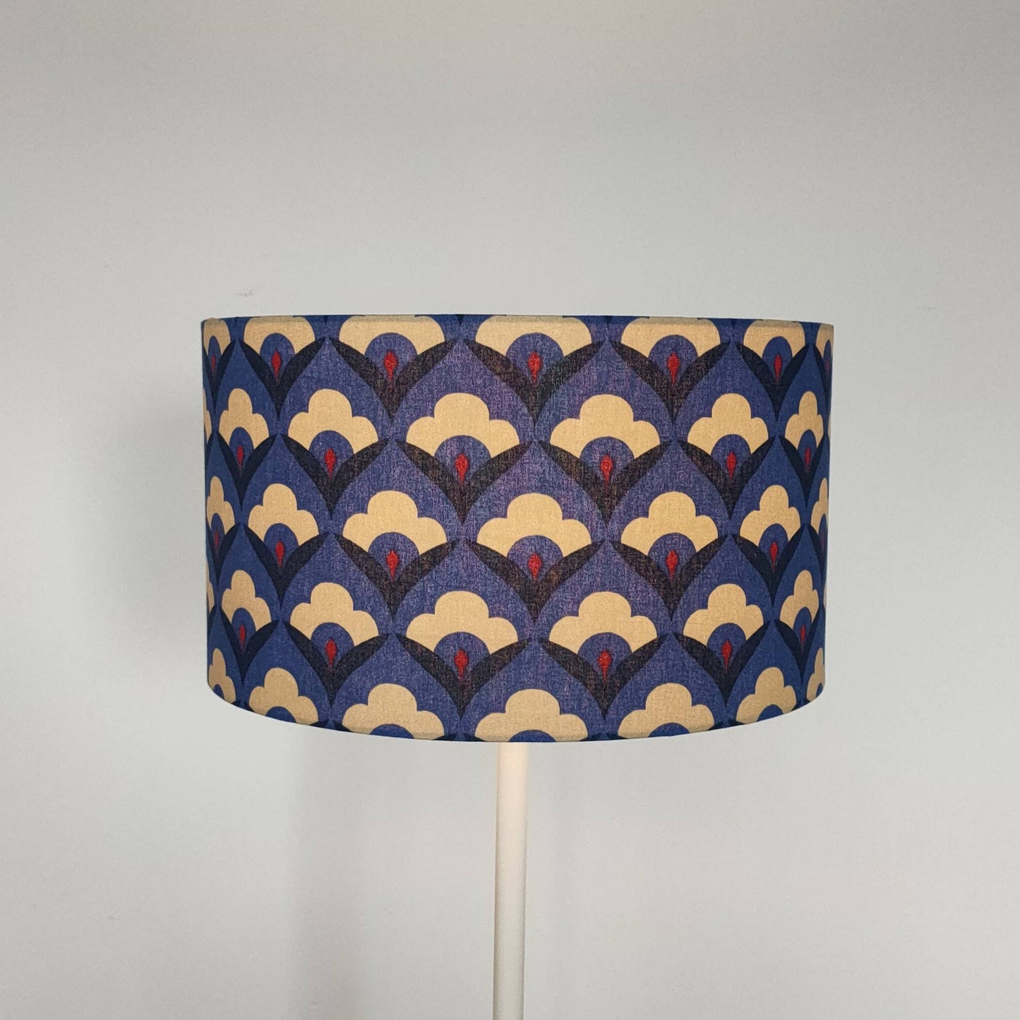 Abat-jour rond tissu imprimé inspiration art déco bleu marine écru et rouge ou bleu canard et Camel pour pied de lampe /lampadaire