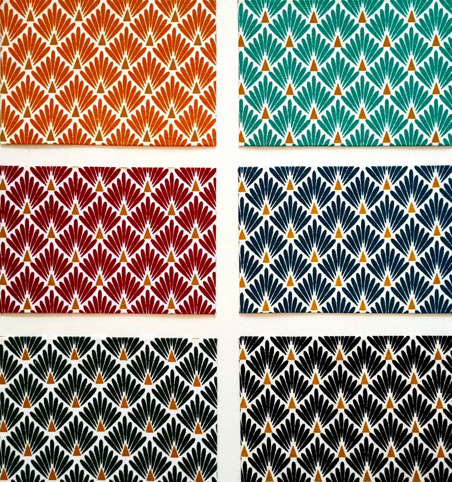 Applique murale demi-cercle design tissu imprimé Art Déco Écailles Rouge Jaune moutarde vert kaki bleu ciel bleu marine Noir