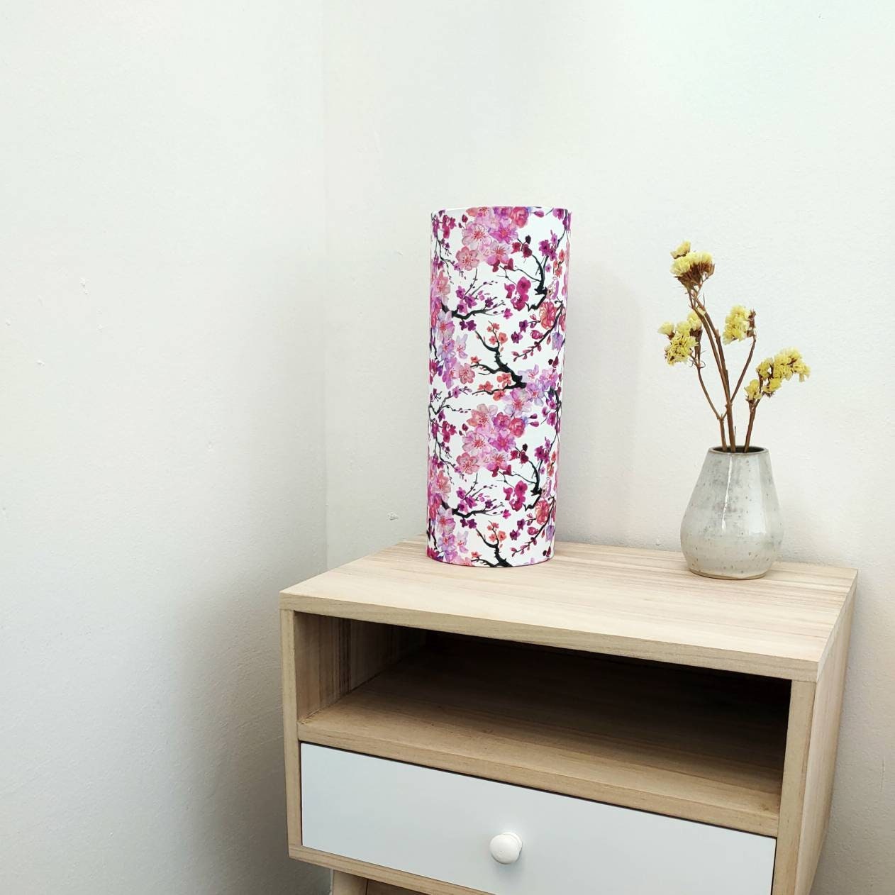 Lampe à poser Tube de chevet tissu imprimé cerisier en fleurs rose ou bleu, cerisier du Japon ciel bleu