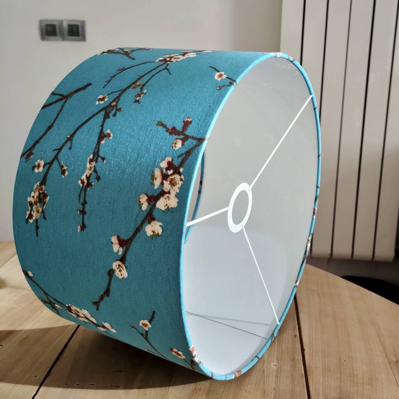 Abat-jour rond tissu imprimé inspiration Japonaise cerisier Branches en fleurs blanches sur fond bleu ciel