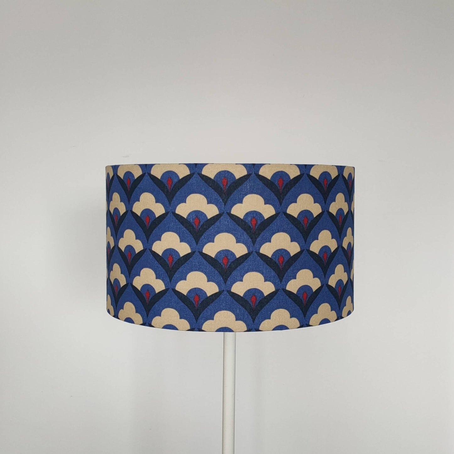 Abat-jour rond tissu imprimé inspiration art déco bleu marine écru et rouge ou bleu canard et Camel pour pied de lampe /lampadaire