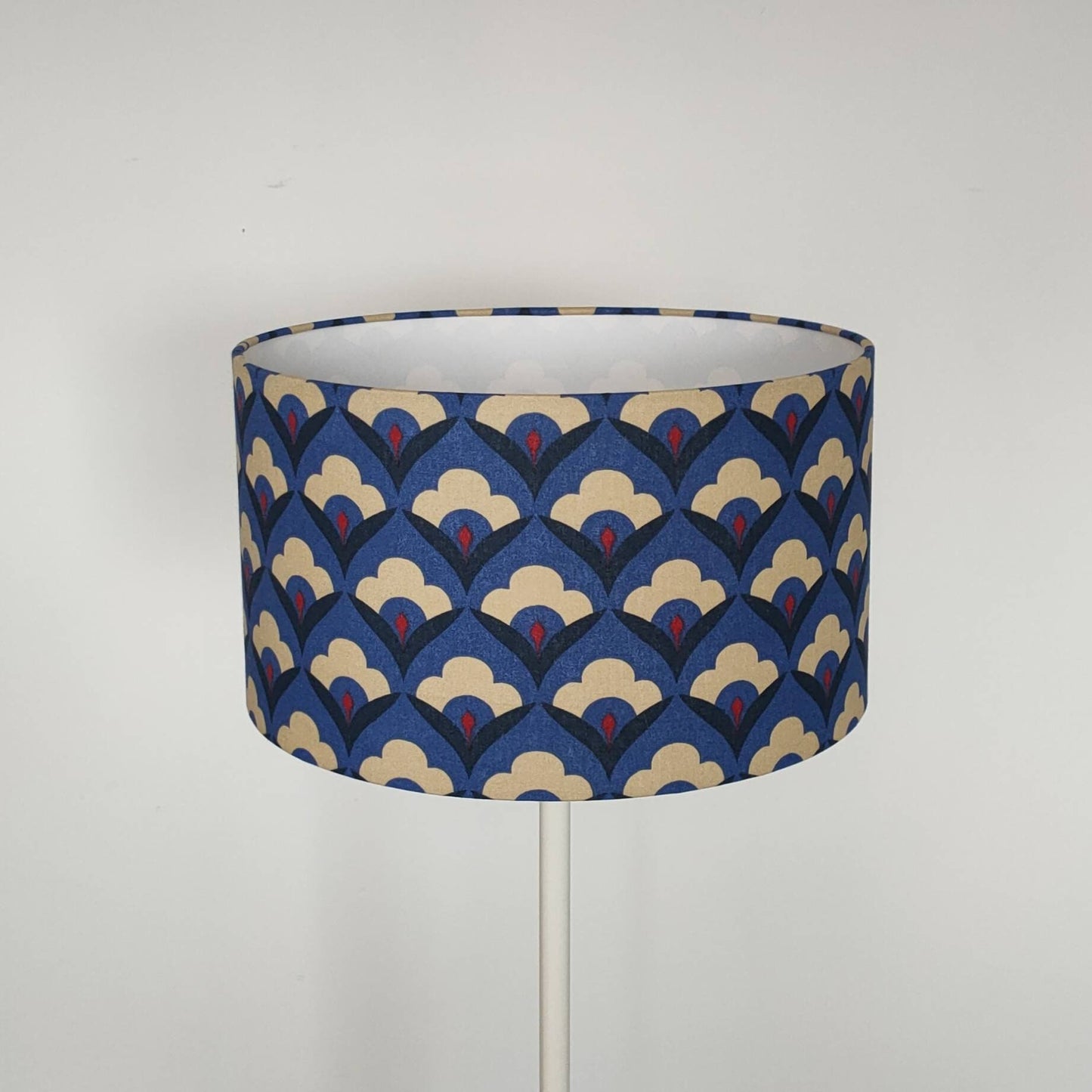 Abat-jour rond tissu imprimé inspiration art déco bleu marine écru et rouge ou bleu canard et Camel pour pied de lampe /lampadaire