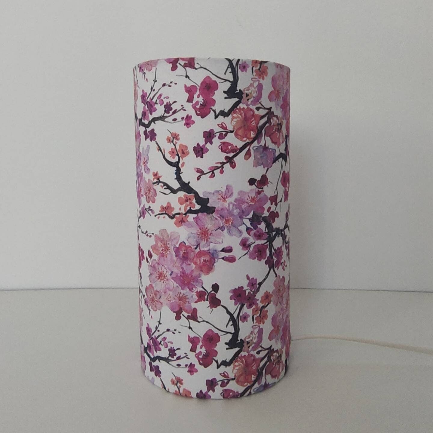 Lampe à poser Tube de chevet tissu imprimé cerisier en fleurs rose ou bleu, cerisier du Japon ciel bleu