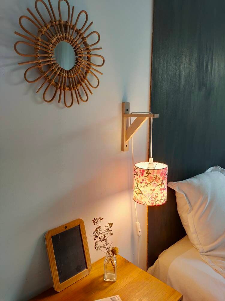 Applique murale équerre en bois de hêtre et abat-jour tissu imprimé cerisier rose ou bleu, cerisier du Japon