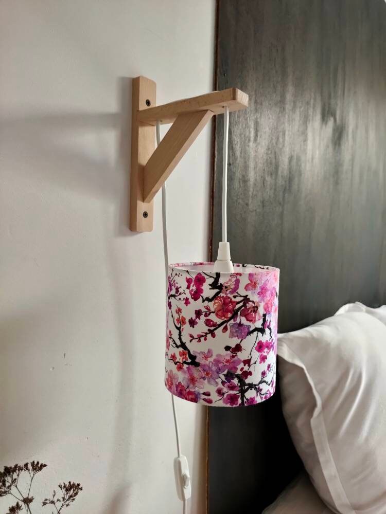 Applique murale équerre en bois de hêtre et abat-jour tissu imprimé cerisier rose ou bleu, cerisier du Japon