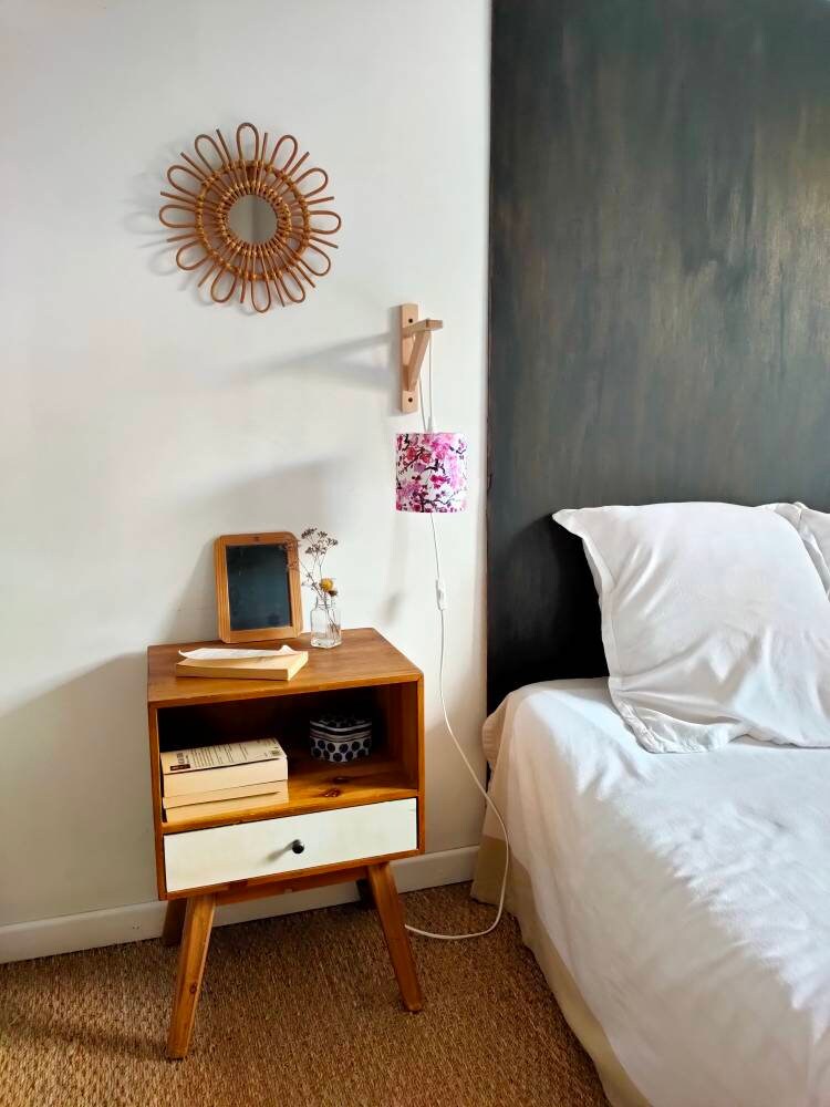 Applique murale équerre en bois de hêtre et abat-jour tissu imprimé cerisier rose ou bleu, cerisier du Japon