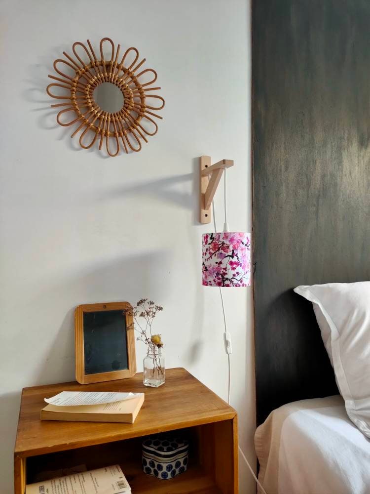Applique murale équerre en bois de hêtre et abat-jour tissu imprimé cerisier rose ou bleu, cerisier du Japon