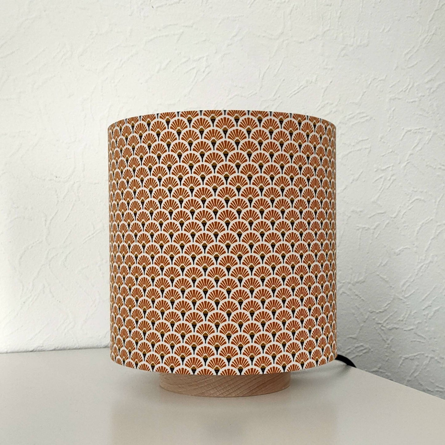 Lampe à poser socle tube art déco contemporain tissu en coton imprimé jaune zigzag fleurs art déco Gingko vagues tribal feuilles Écailles