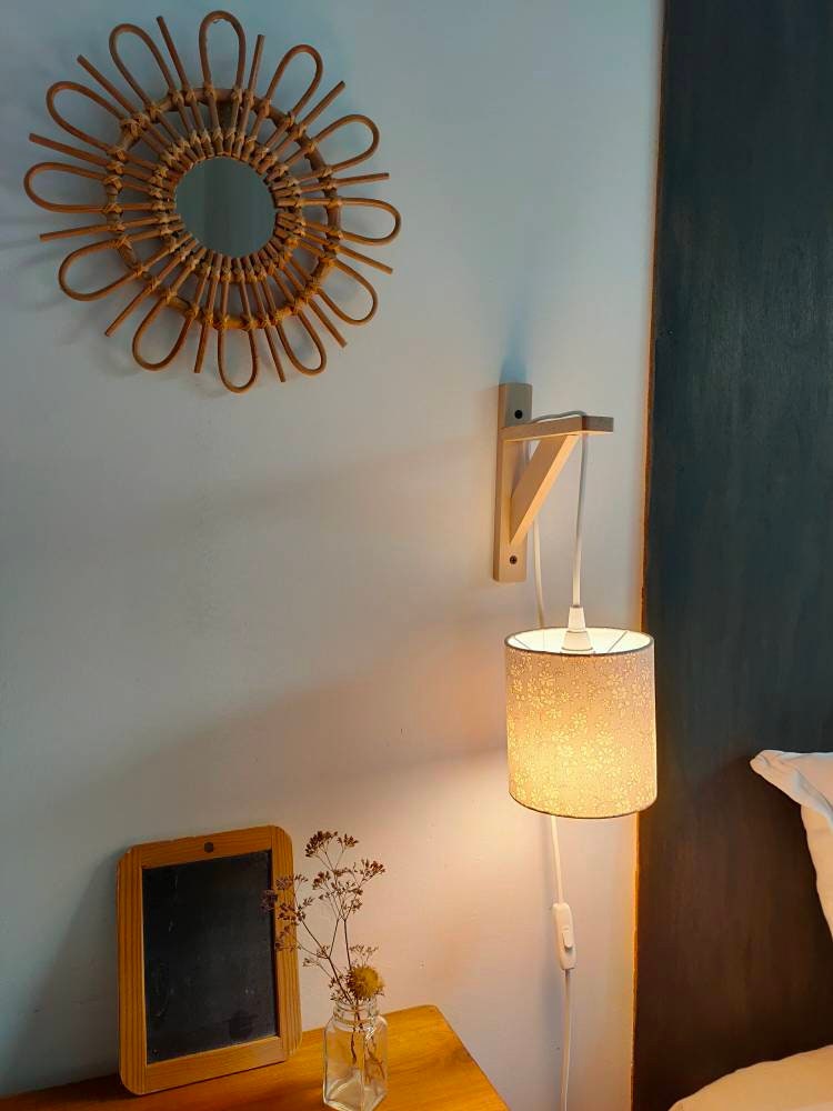 Applique murale équerre en bois de hêtre et abat-jour tissu imprimé liberty London Capel Jaune rose rouge bleu marine gris