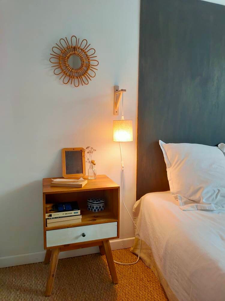 Applique murale suspendue équerre bois et abat-jour uni blanc /blanc cassé /écru beige en toile de lin et de coton