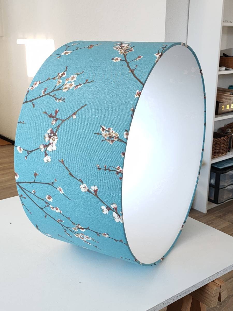 Abat-jour rond tissu imprimé inspiration Japonaise cerisier Branches en fleurs blanches sur fond bleu ciel
