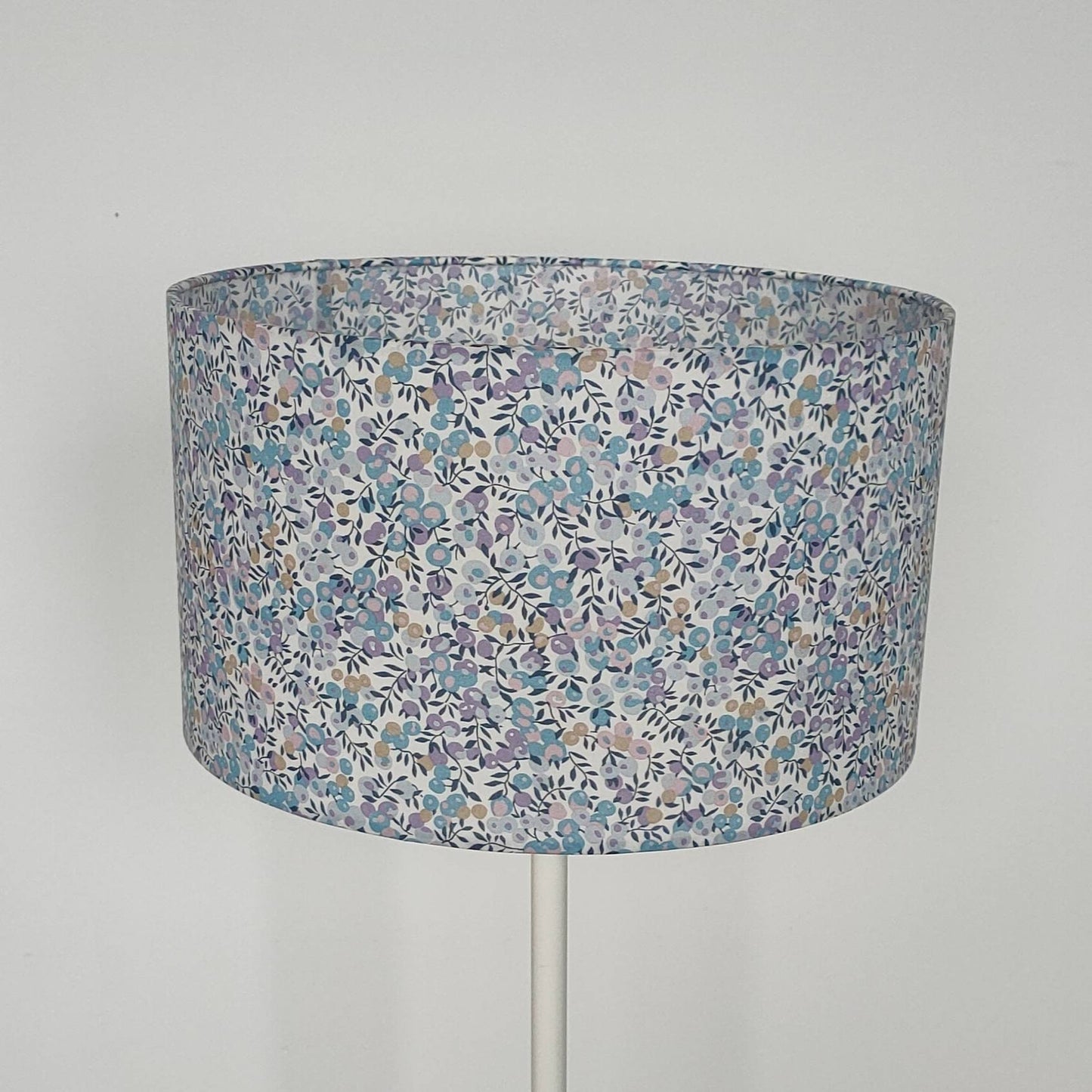 Abat-jour rond imprimé Liberty London Wiltshire Bud Aurore Pois de senteur Lilas Bleu nuit