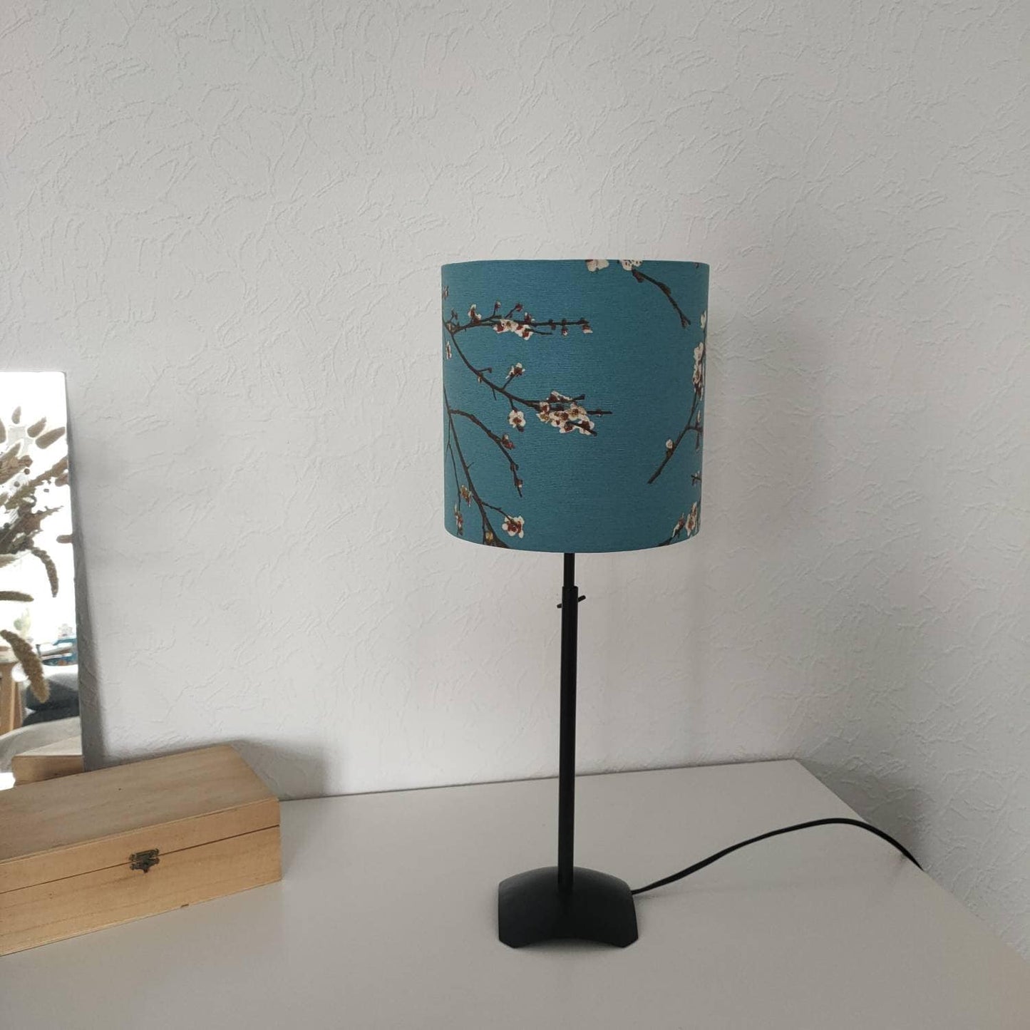 Abat-jour rond tissu imprimé inspiration Japonaise cerisier Branches en fleurs blanches sur fond bleu ciel