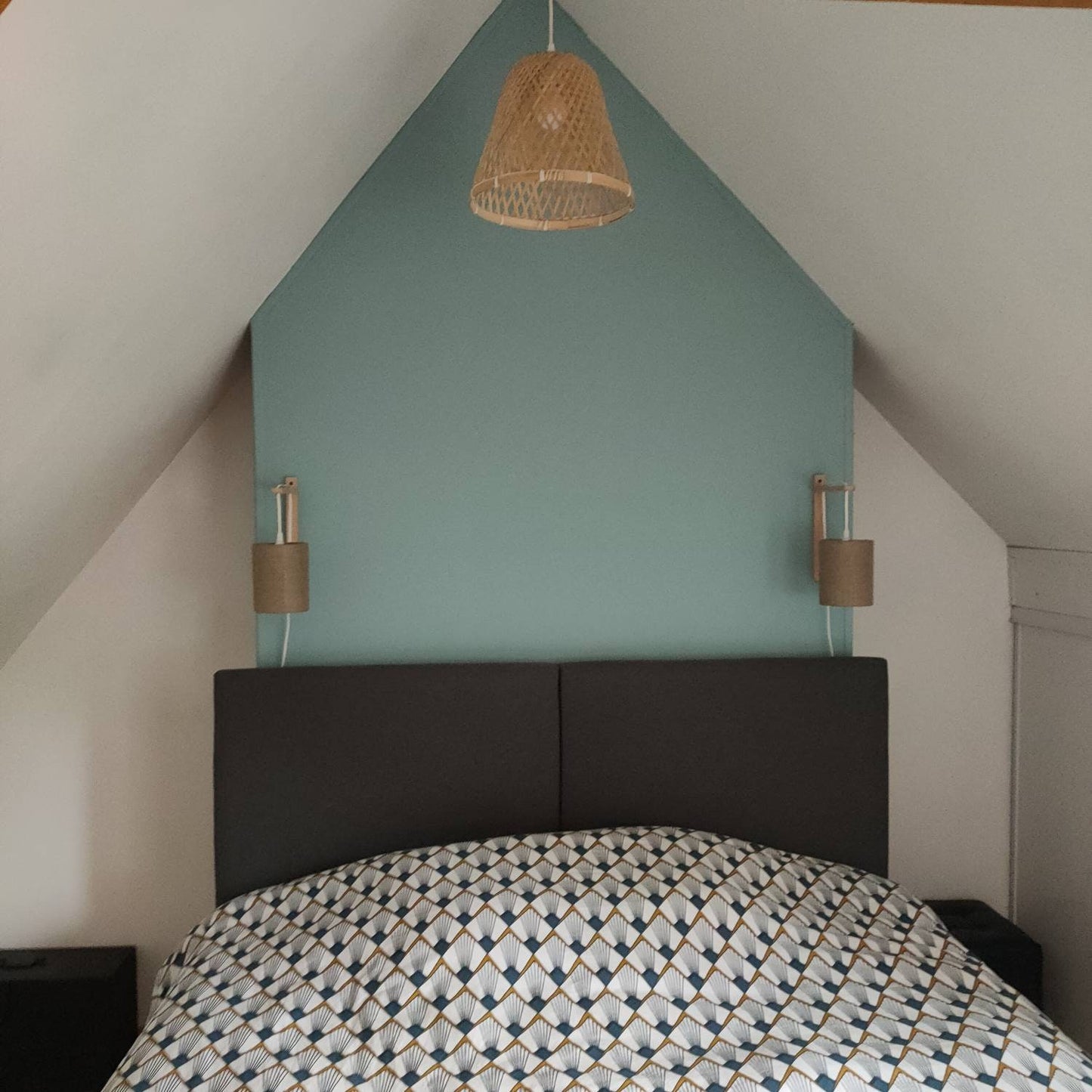 Applique murale suspendue équerre bois et abat-jour uni blanc /blanc cassé /écru beige en toile de lin et de coton