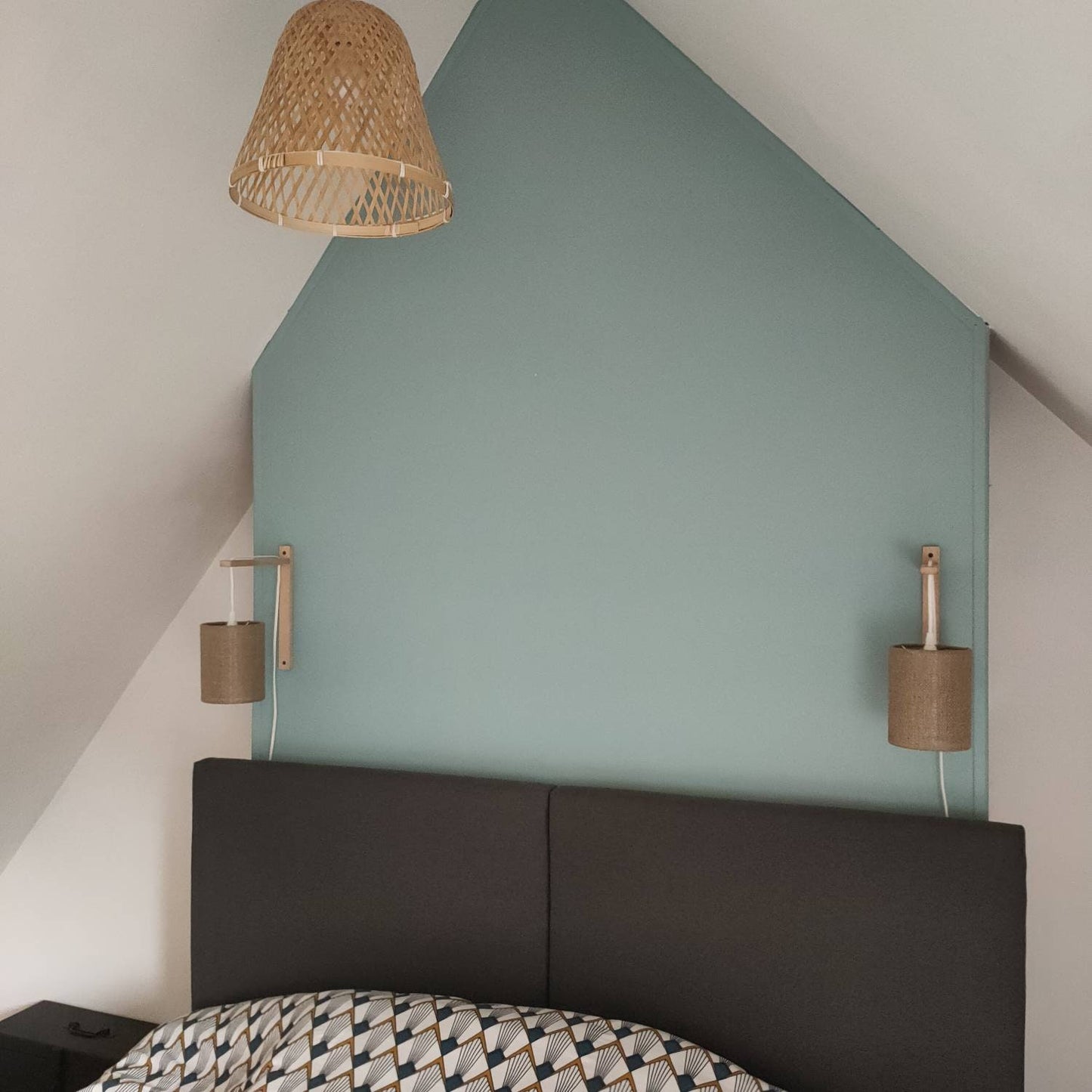 Applique murale suspendue équerre bois et abat-jour uni blanc /blanc cassé /écru beige en toile de lin et de coton