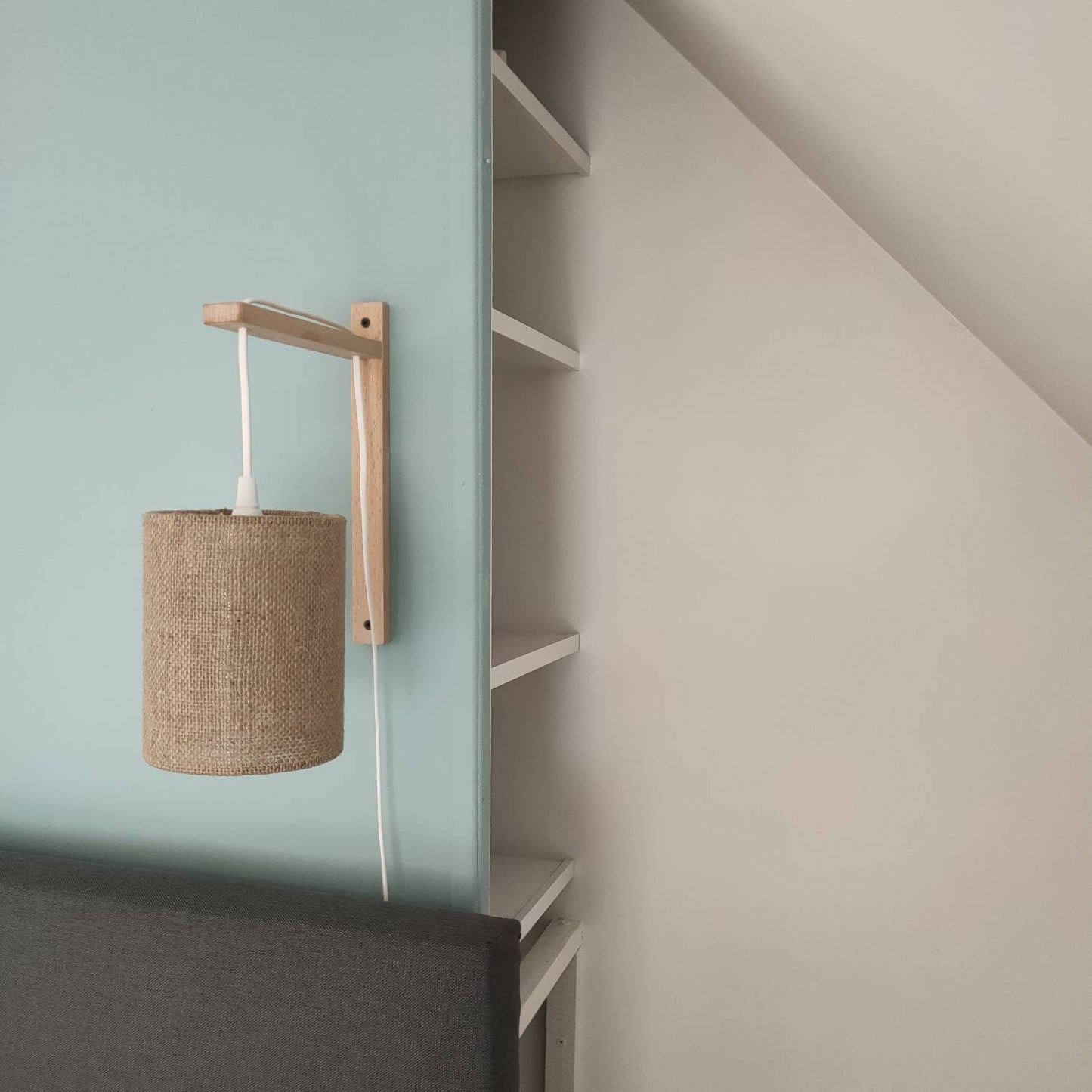 Applique murale suspendue équerre bois et abat-jour uni blanc /blanc cassé /écru beige en toile de lin et de coton