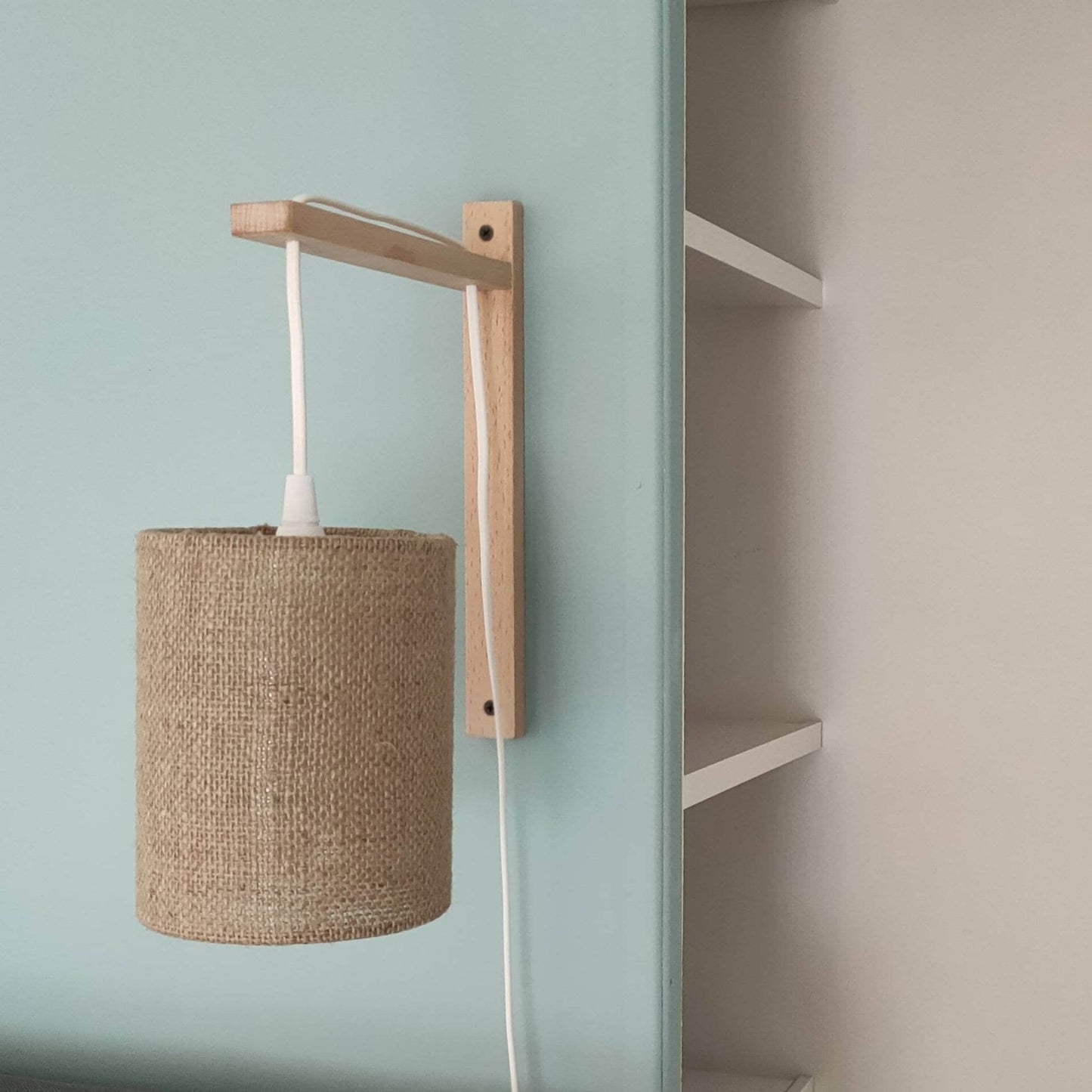 Applique murale suspendue équerre bois et abat-jour uni blanc /blanc cassé /écru beige en toile de lin et de coton