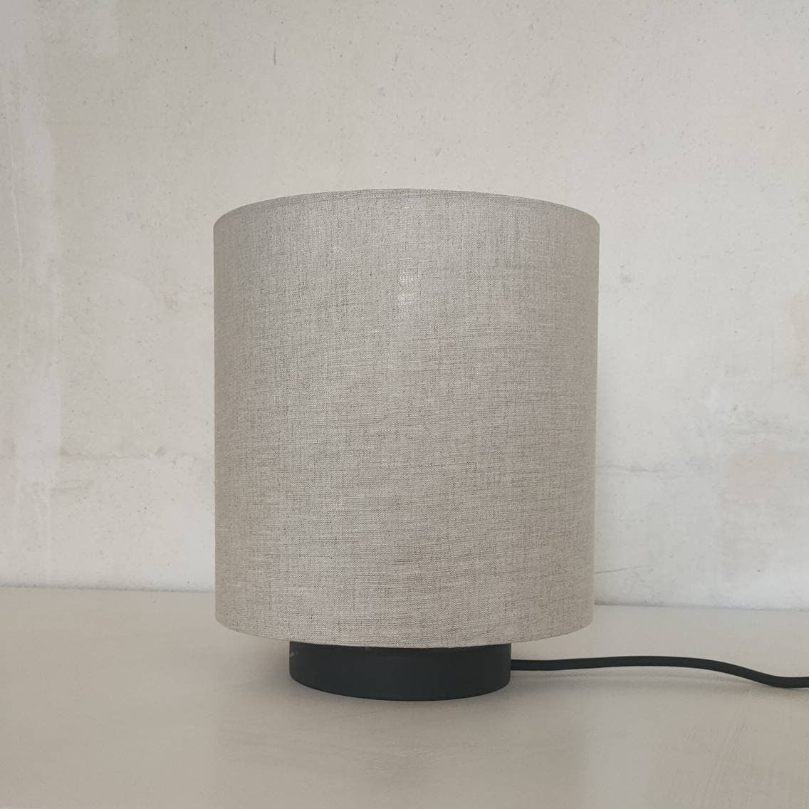 Lampe à poser socle noir unie tissu lin ou coton blanc / blanc cassé / écru / beige pour décoration intemporelle et design