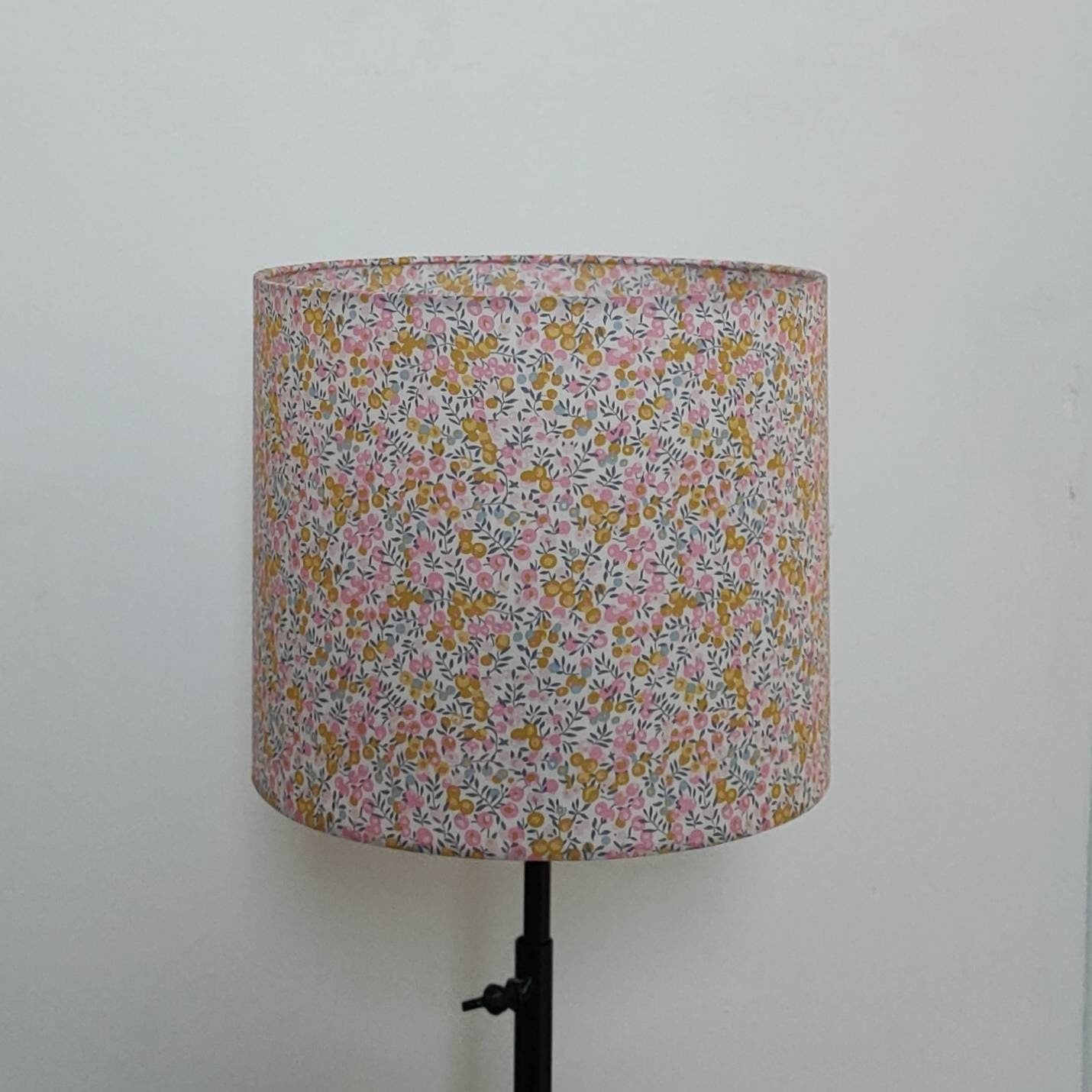 Abat-jour rond imprimé Liberty London Wiltshire Bud Aurore Pois de senteur Lilas Bleu nuit