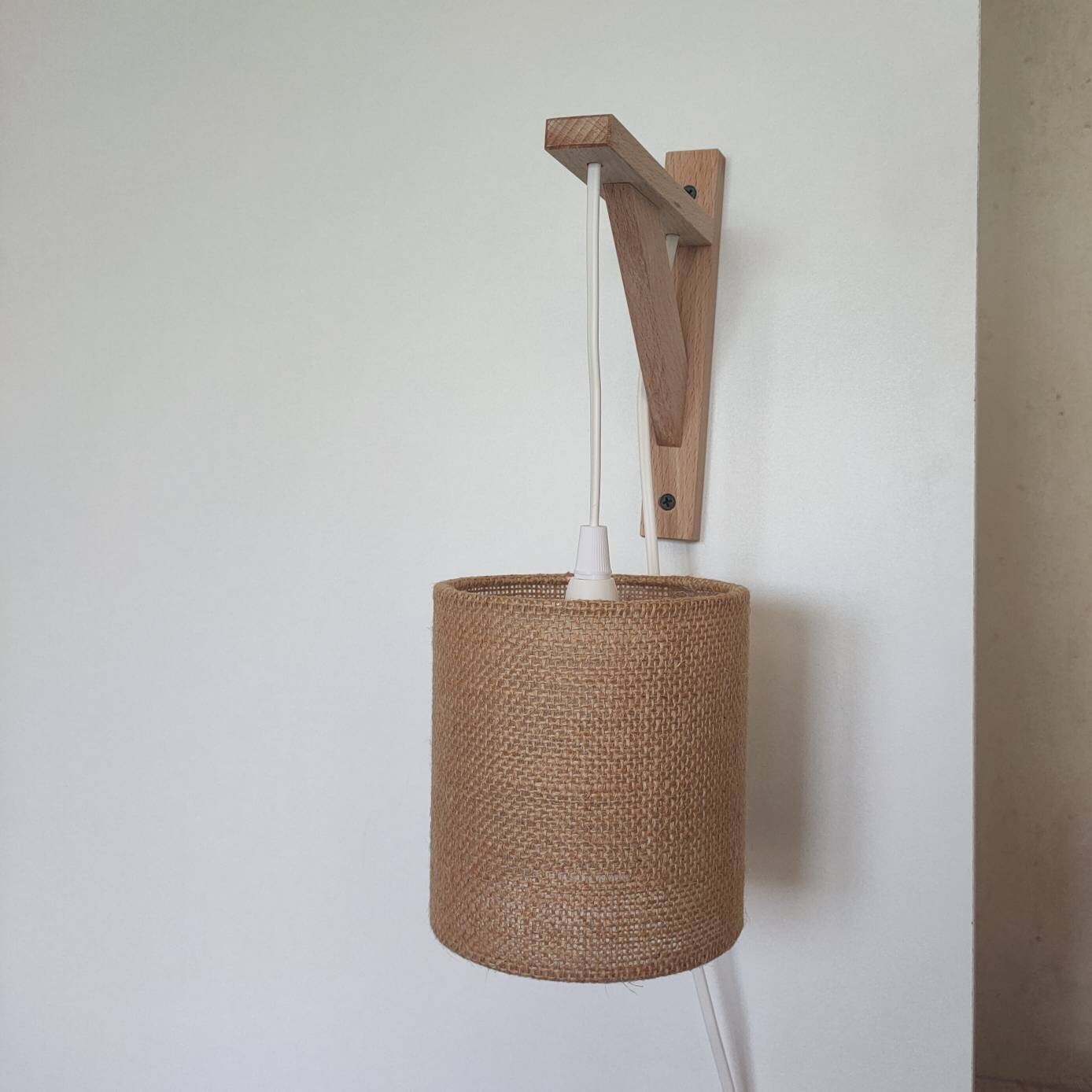 Applique murale suspendue transparente équerre bois et abat-jour uni blanc /blanc cassé /écru beige en toile de lin et de coton