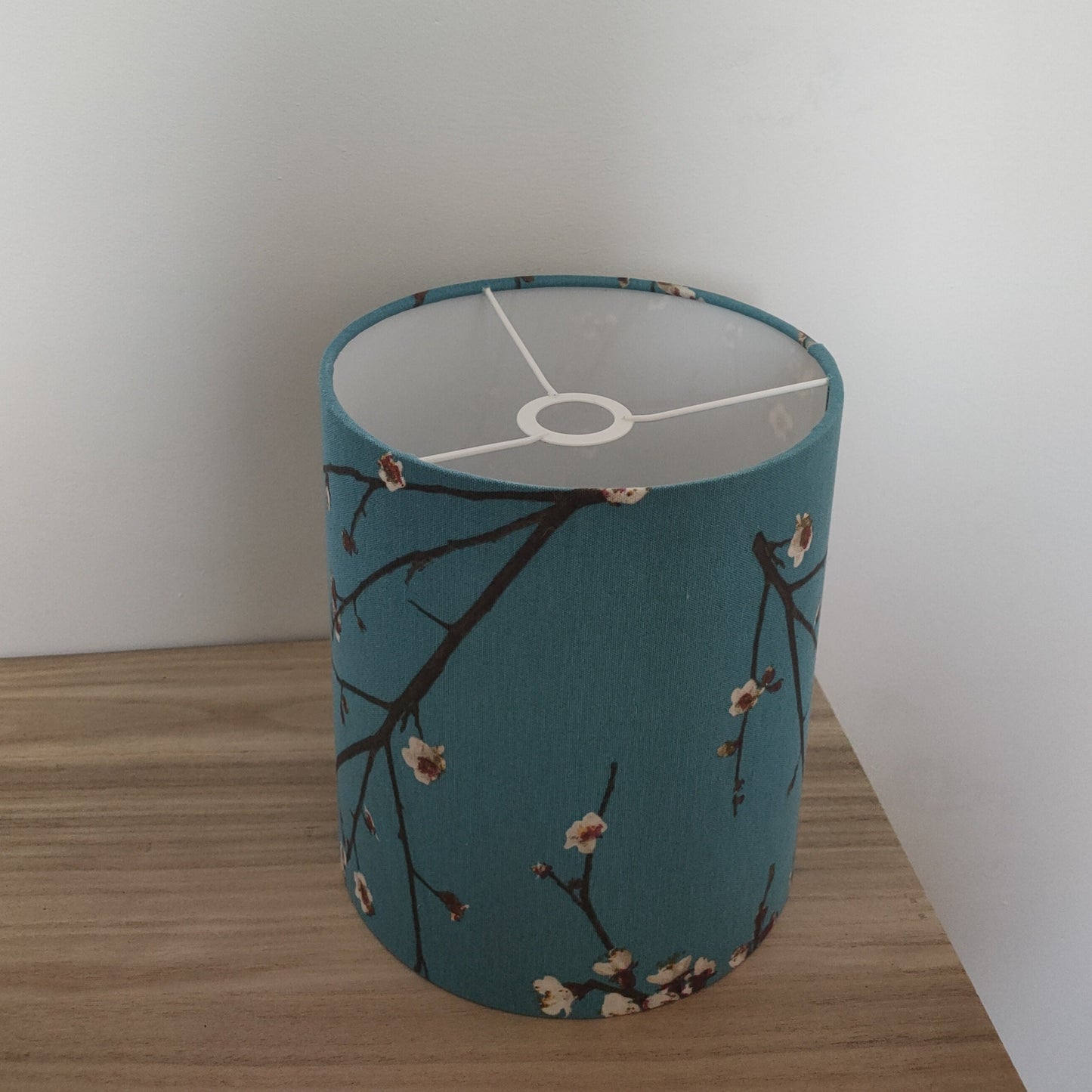 Abat-jour rond tissu imprimé inspiration Japonaise cerisier Branches en fleurs blanches sur fond bleu ciel