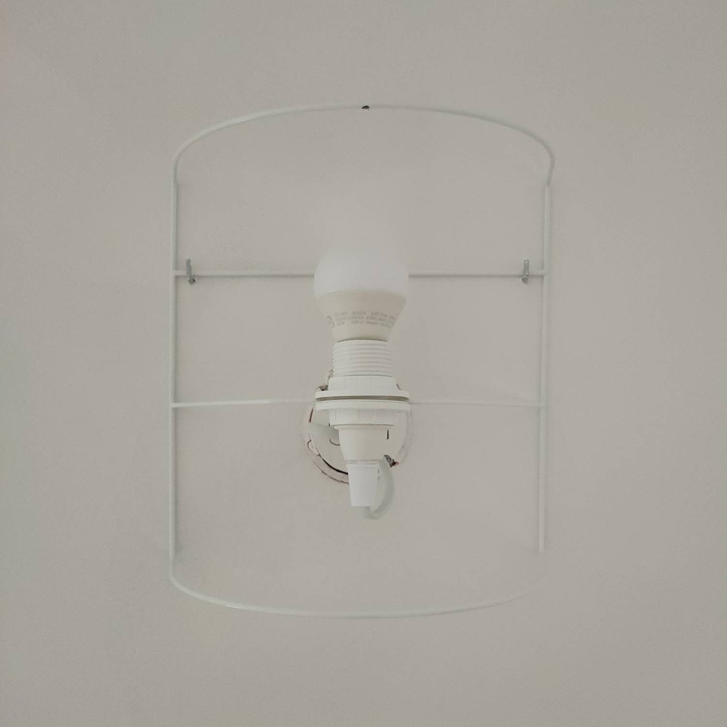 Applique murale demi-cercle design tissu imprimé Rectangles blancs sur fond jaune pâle fabriquée en France