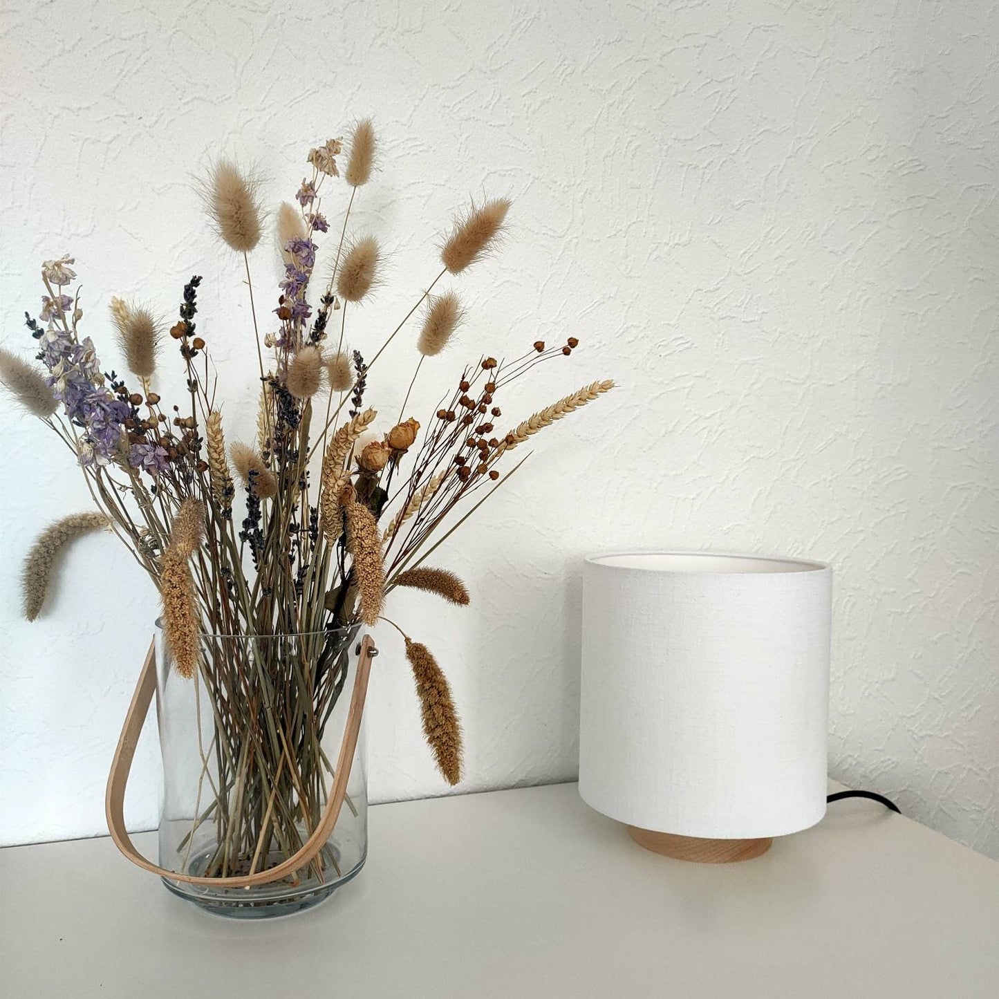 Lampe à poser socle bois unie tissu lin ou coton blanc / blanc cassé / écru / beige pour décoration intemporelle et design