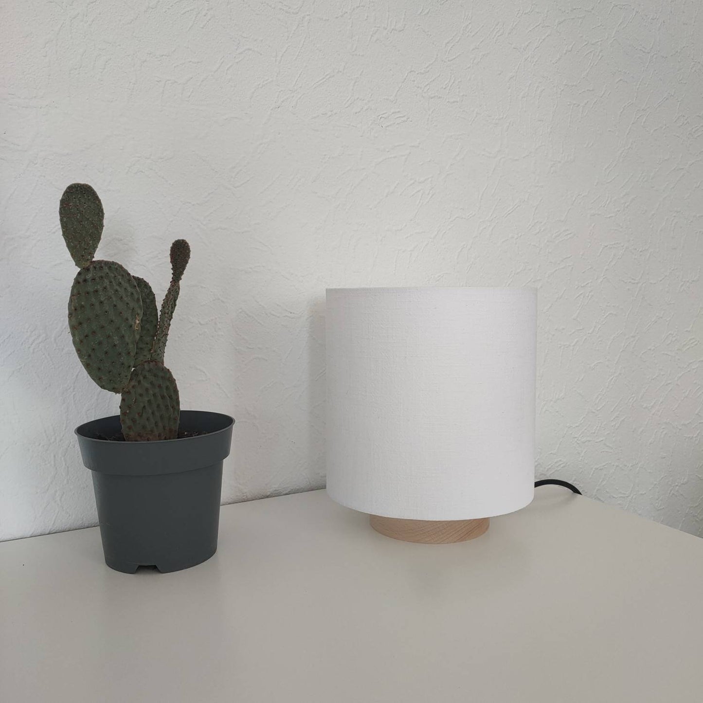 Lampe à poser socle bois unie tissu lin ou coton blanc / blanc cassé / écru / beige pour décoration intemporelle et design