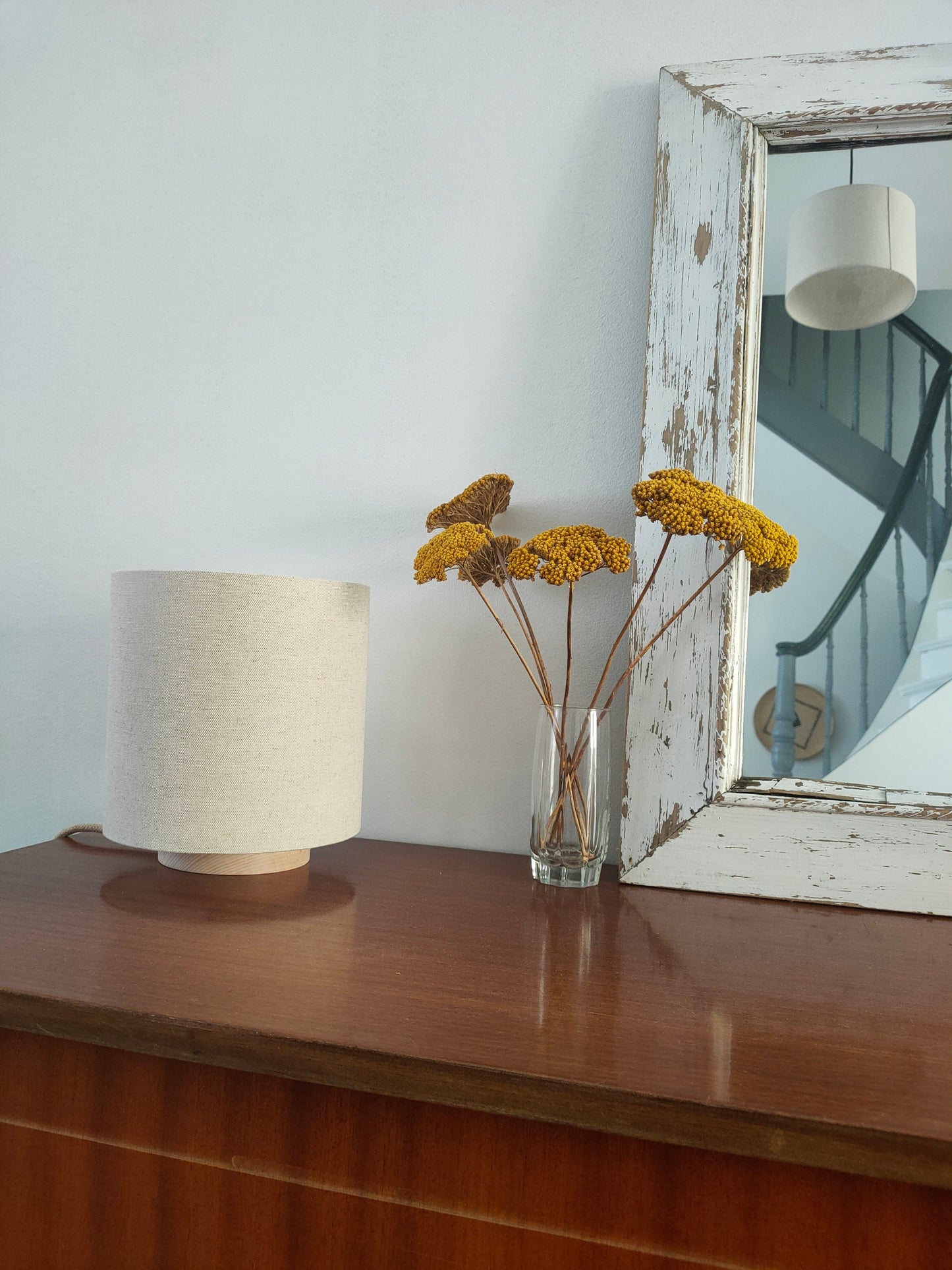 Lampe à poser socle bois unie tissu lin ou coton blanc / blanc cassé / écru / beige pour décoration intemporelle et design