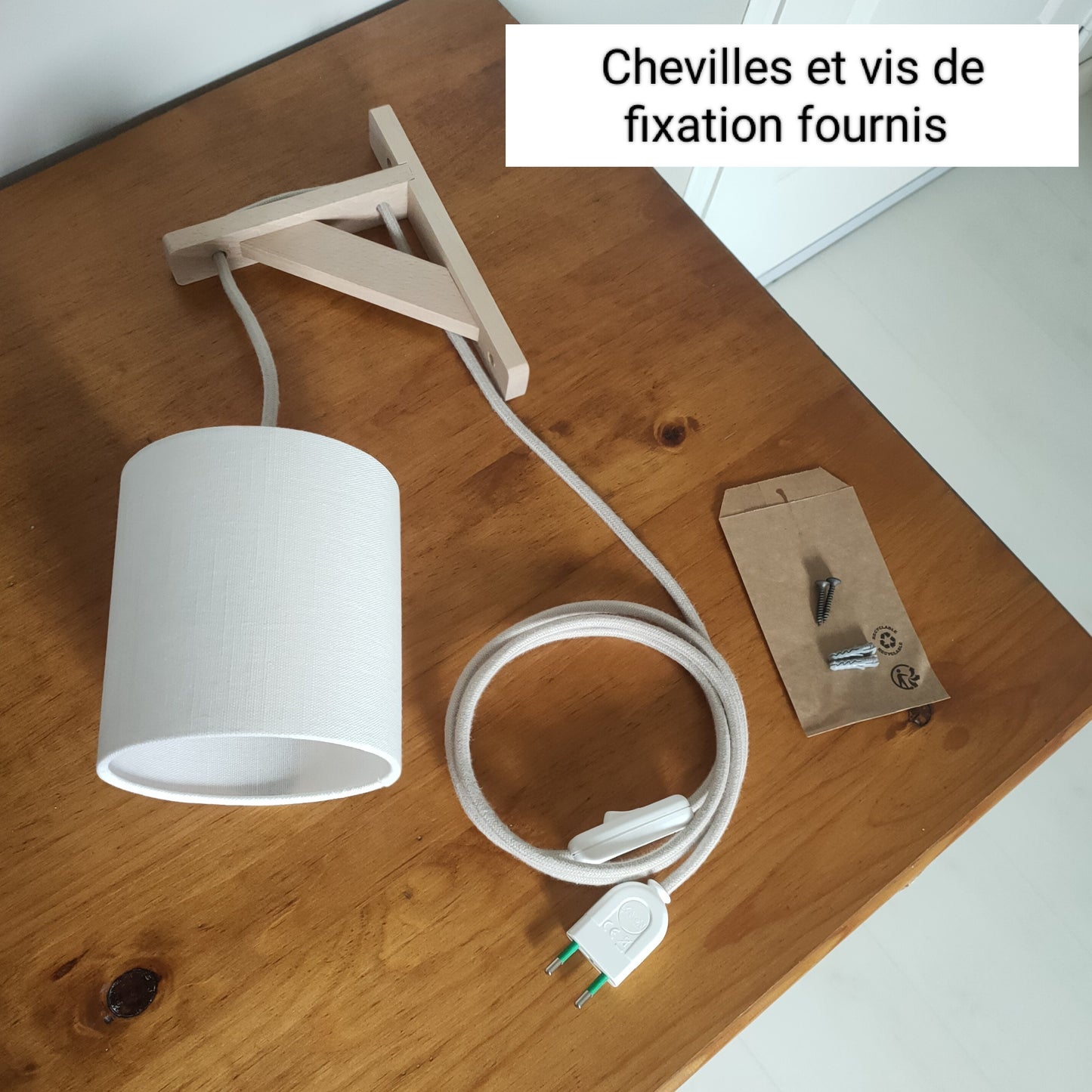 Applique murale suspendue transparente équerre bois et abat-jour uni blanc /blanc cassé /écru beige en toile de lin et de coton