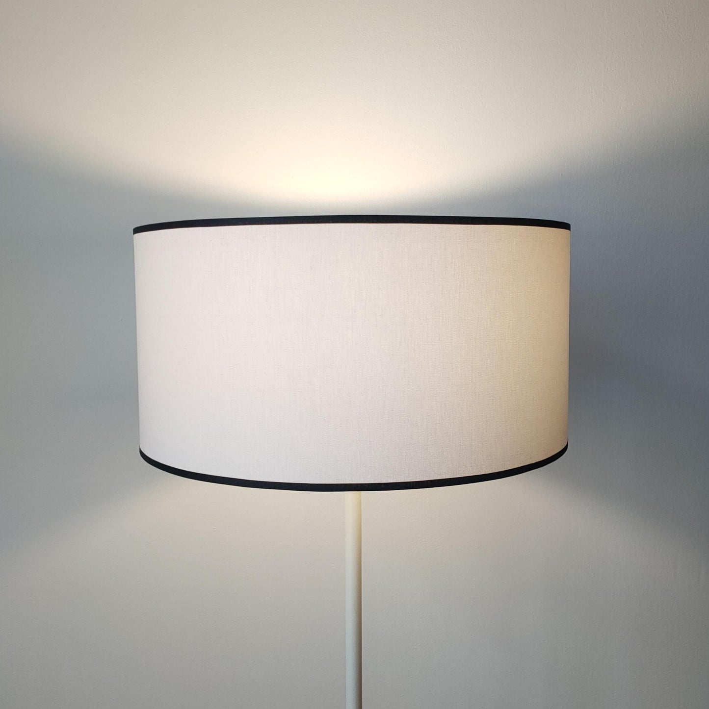 Abat-jour douille E27 rond tube en tissu coton et/ou blanc/écru/beige liseré noir