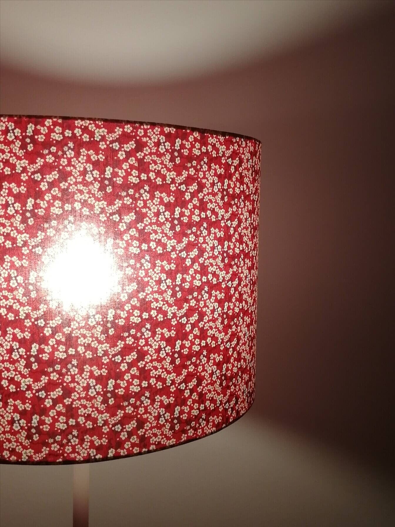 Abat-jour rond imprimé Liberty London transparent News Mitisi Valeria Rouge Fleurs blanches sur fond rouge