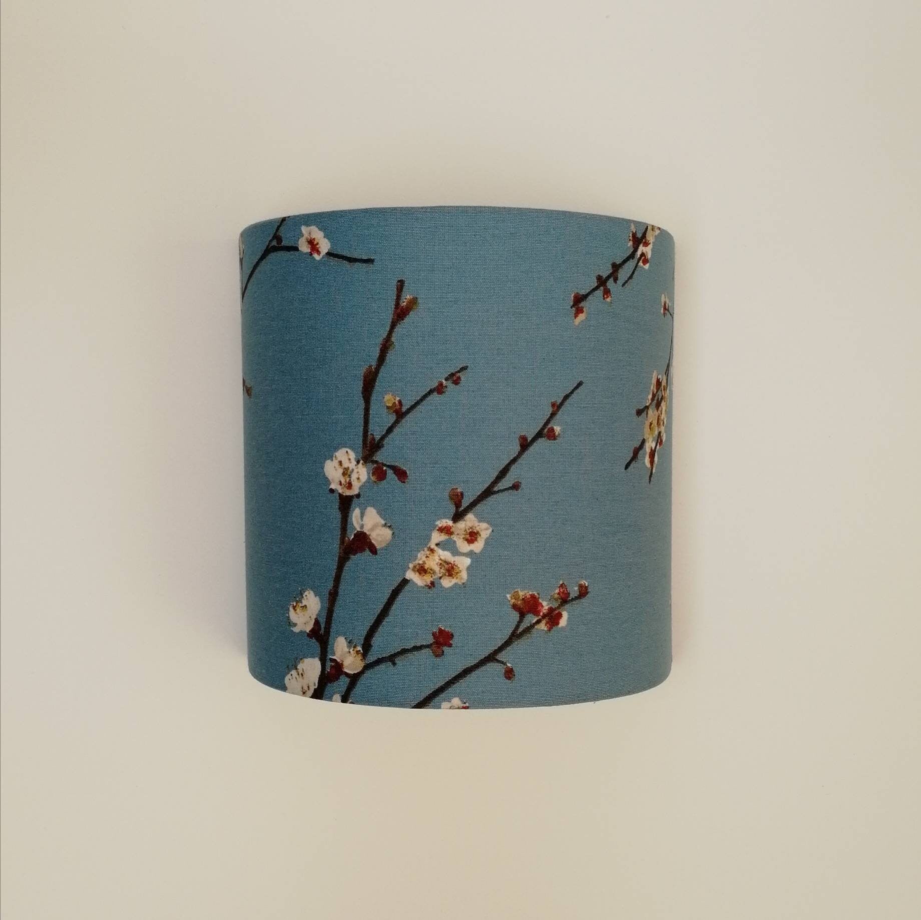 Applique murale demi-cercle, tissu imprimé , cerisier en fleurs sur fond bleu ciel