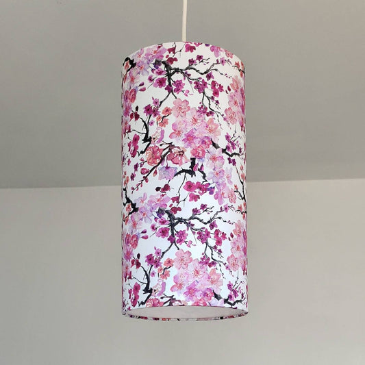 Abat-jour rond tube imprimé Cerisier en fleurs roses , bleues, et blanches sur fond bleu ciel pour suspension pied de lampe lampadaire