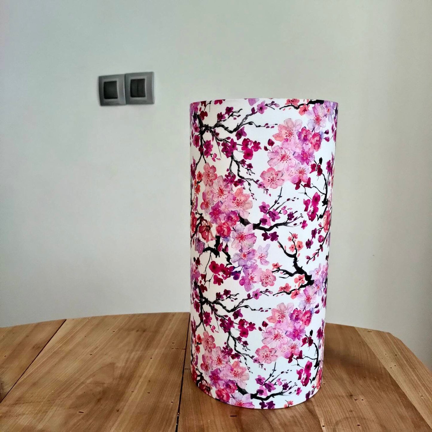 Abat-jour rond tube imprimé Cerisier en fleurs roses , bleues, et blanches sur fond bleu ciel pour suspension pied de lampe lampadaire