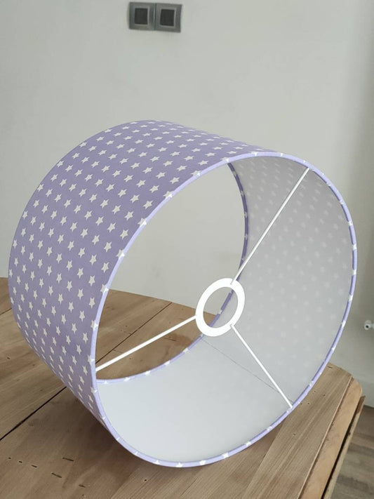 Abat-jour rond Étoiles blanches sur fond violet parme pour pied de lampe lampadaire suspension chambre bébé enfant