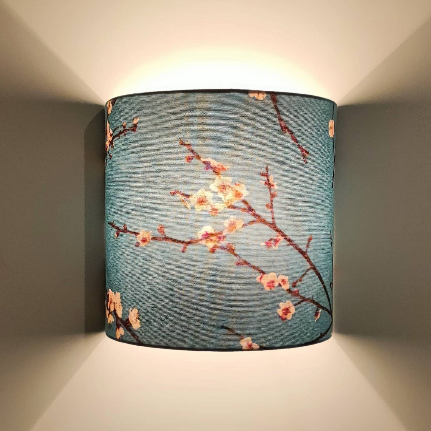 Applique murale demi-cercle, tissu imprimé , cerisier en fleurs sur fond bleu ciel