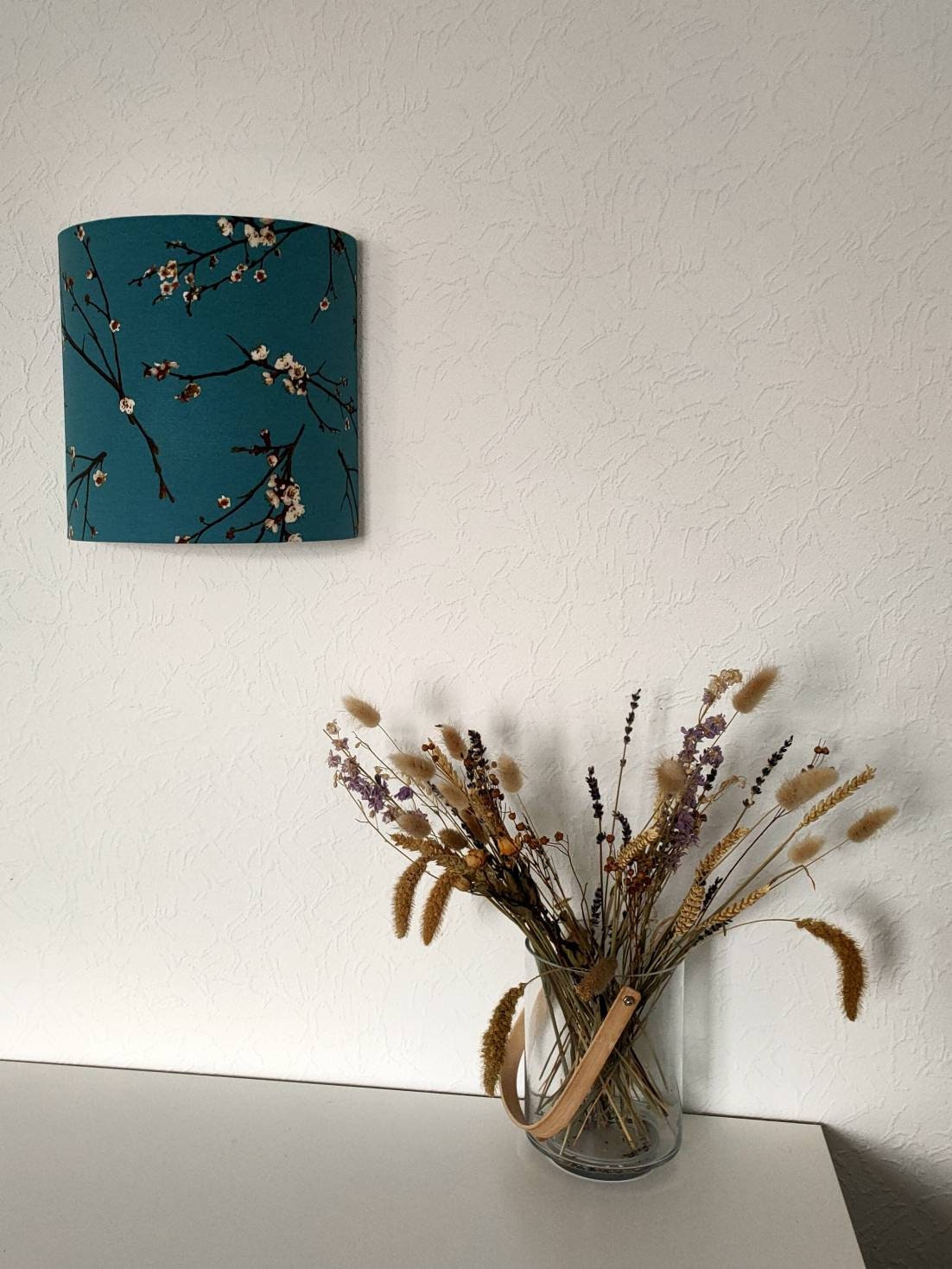 Applique murale demi-cercle, tissu imprimé , cerisier en fleurs sur fond bleu ciel