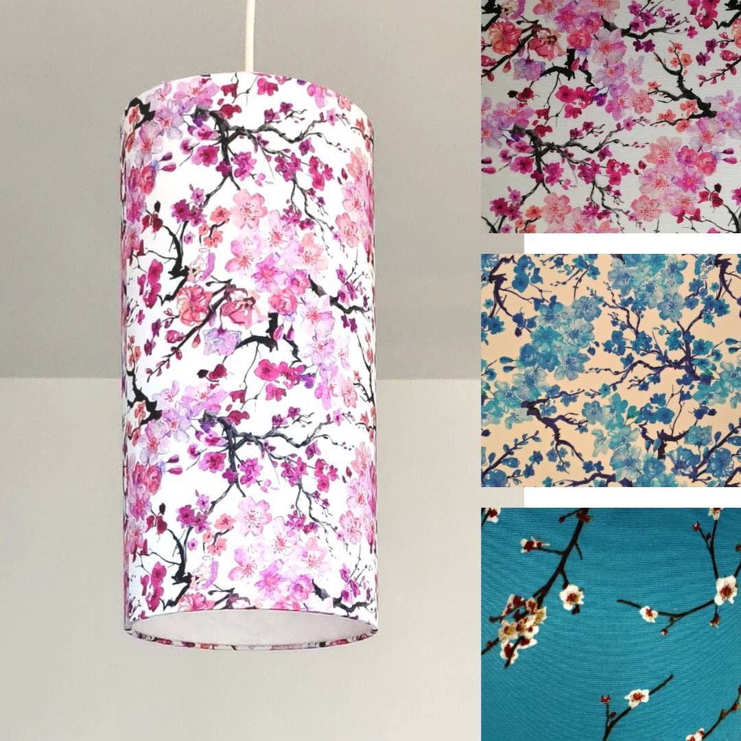 Abat-jour rond tube imprimé Cerisier en fleurs roses , bleues, et blanches sur fond bleu ciel pour suspension pied de lampe lampadaire