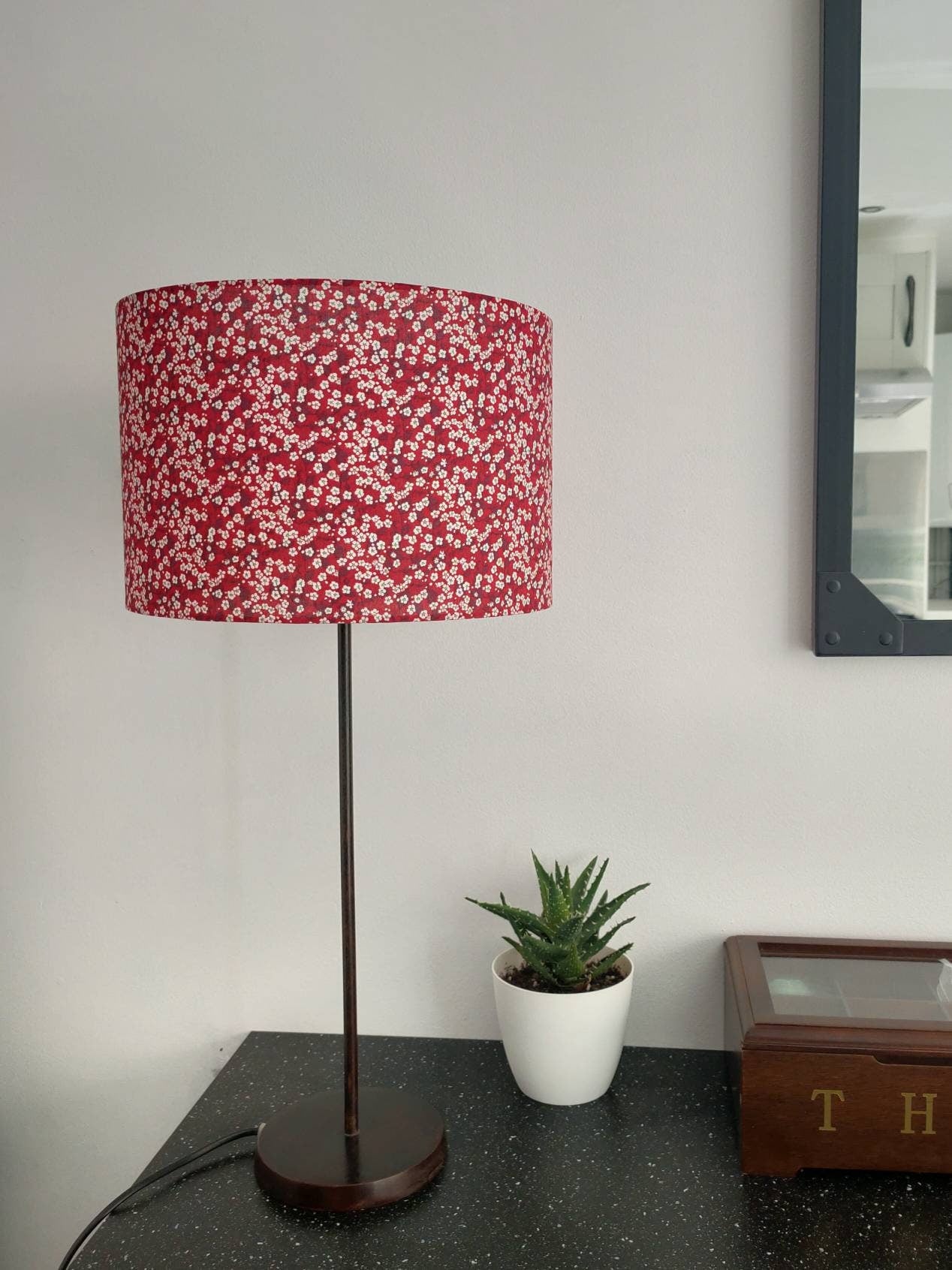 Abat-jour rond imprimé Liberty London transparent News Mitisi Valeria Rouge Fleurs blanches sur fond rouge