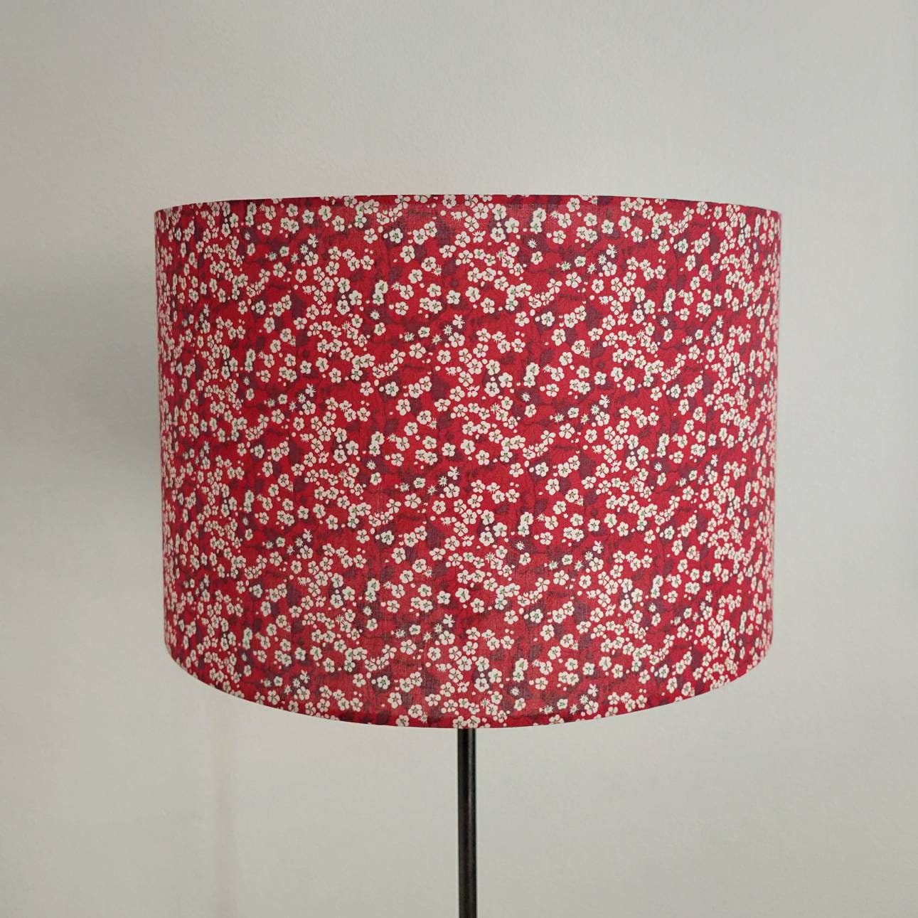 Abat-jour rond imprimé Liberty London transparent News Mitisi Valeria Rouge Fleurs blanches sur fond rouge