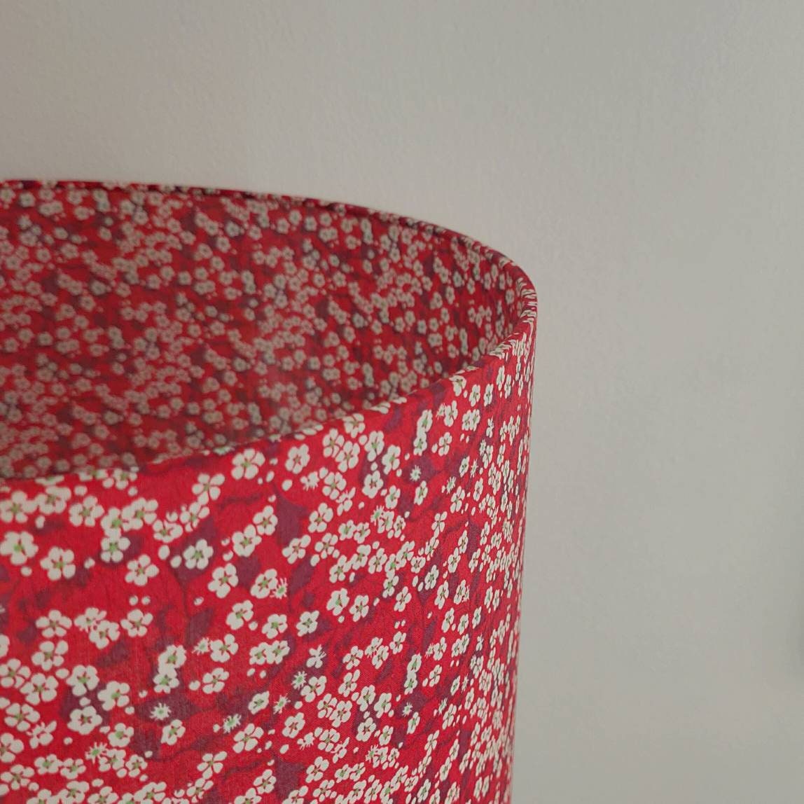 Abat-jour rond imprimé Liberty London transparent News Mitisi Valeria Rouge Fleurs blanches sur fond rouge